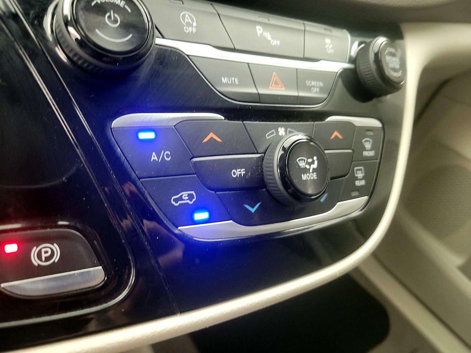 2020 Chrysler Voyager L - Photo 17
