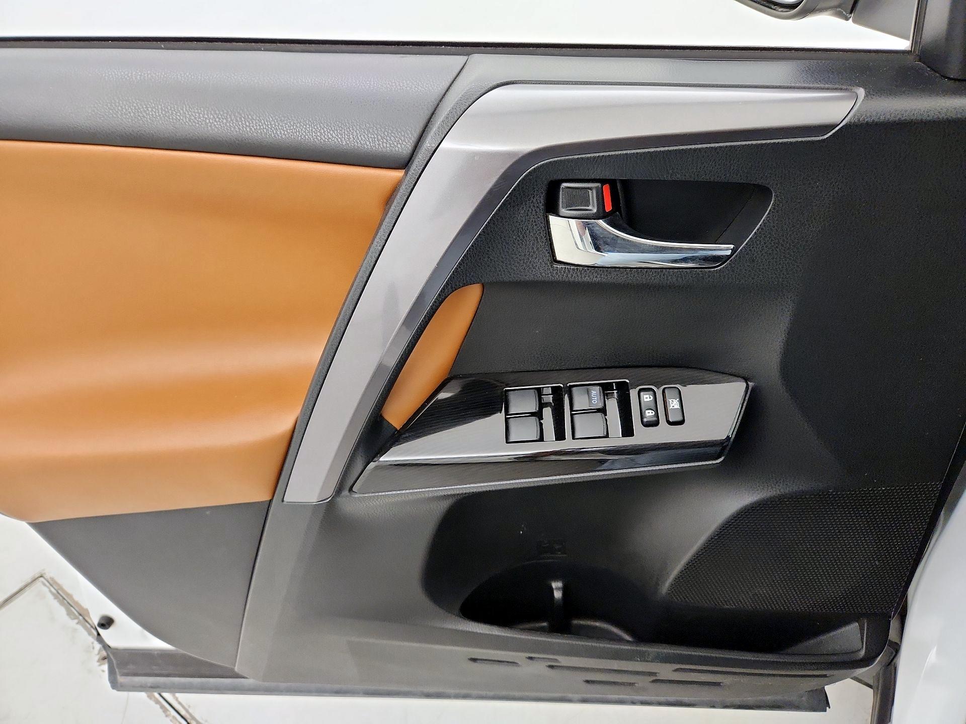 Thumbnail: 2018 Toyota RAV4 - 12