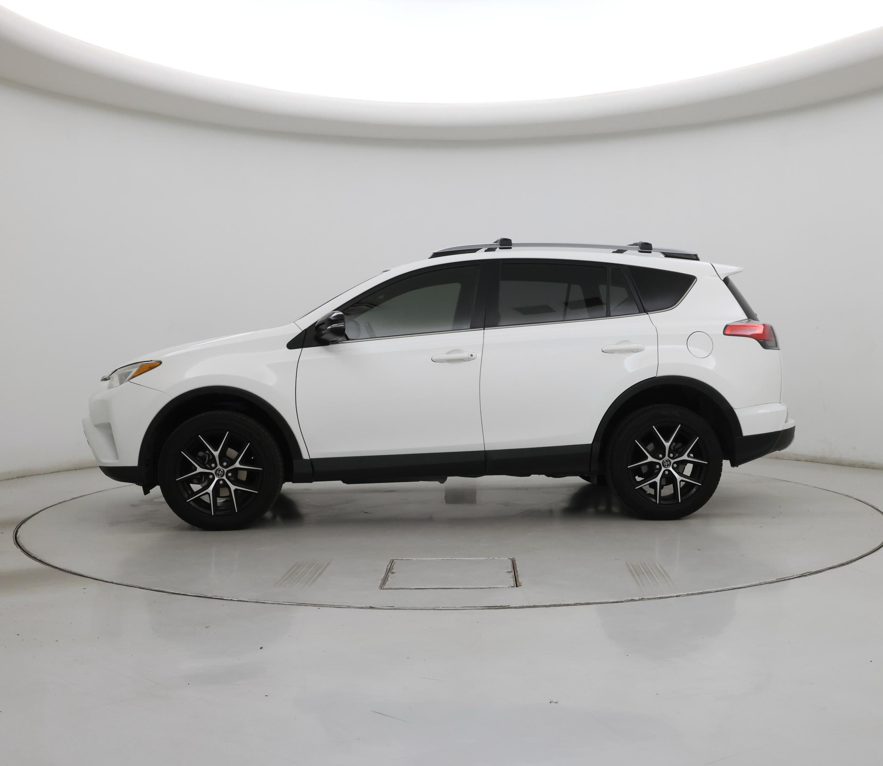 Thumbnail: 2018 Toyota RAV4 - 3