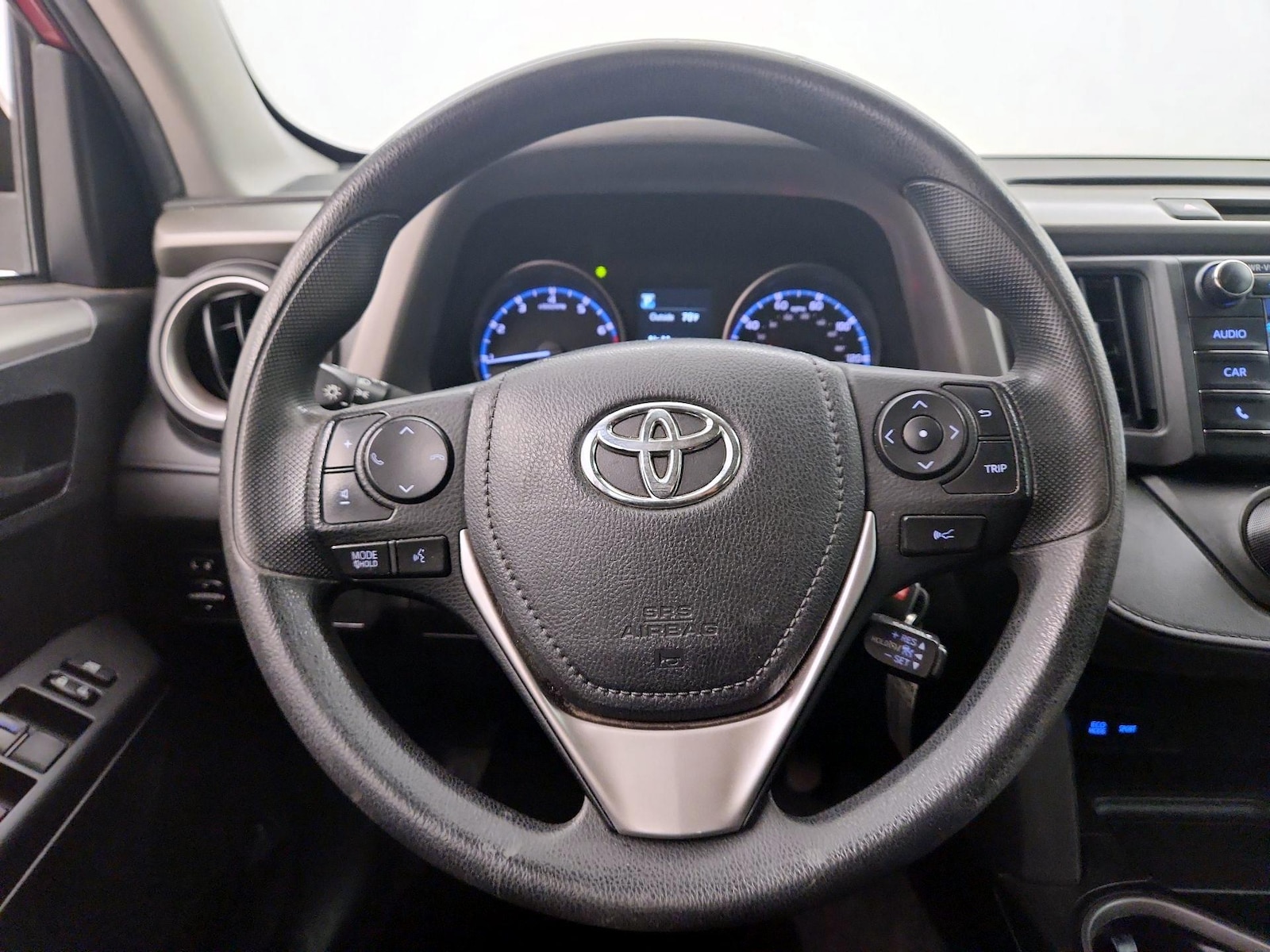 2018 Toyota RAV4 LE - Photo 11