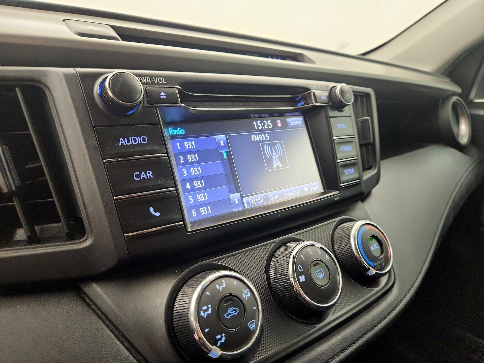 2018 Toyota RAV4 LE - Photo 15