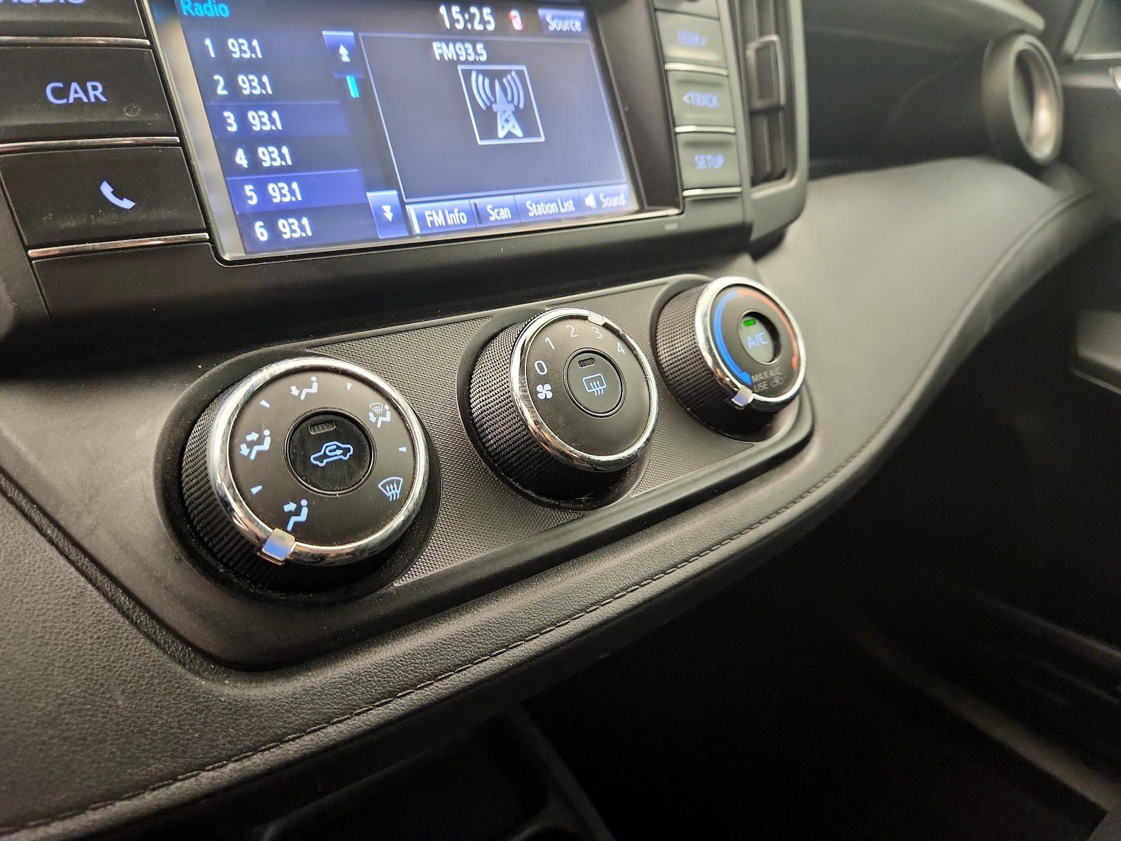 2018 Toyota RAV4 LE - Photo 16