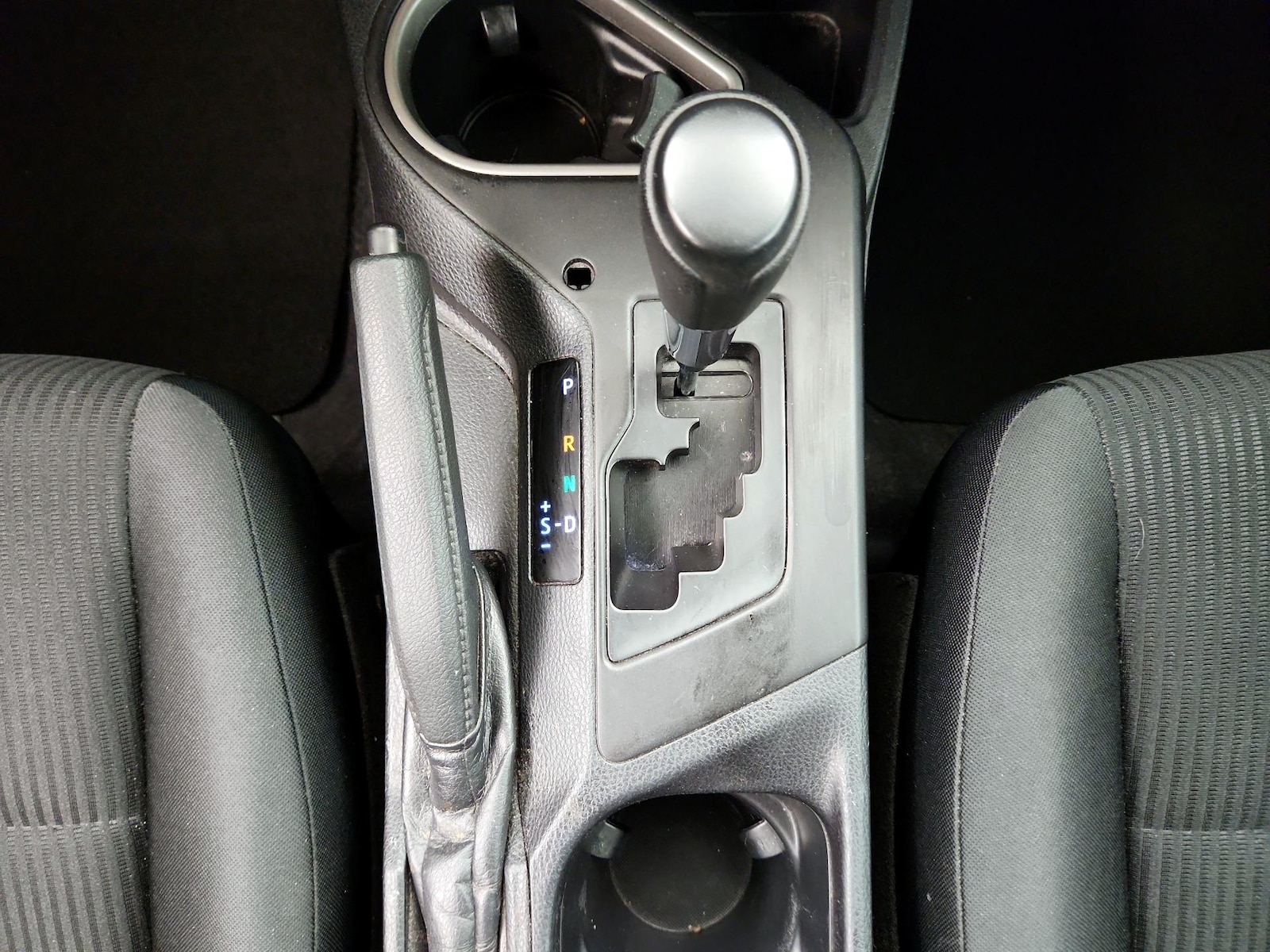 2018 Toyota RAV4 LE - Photo 17