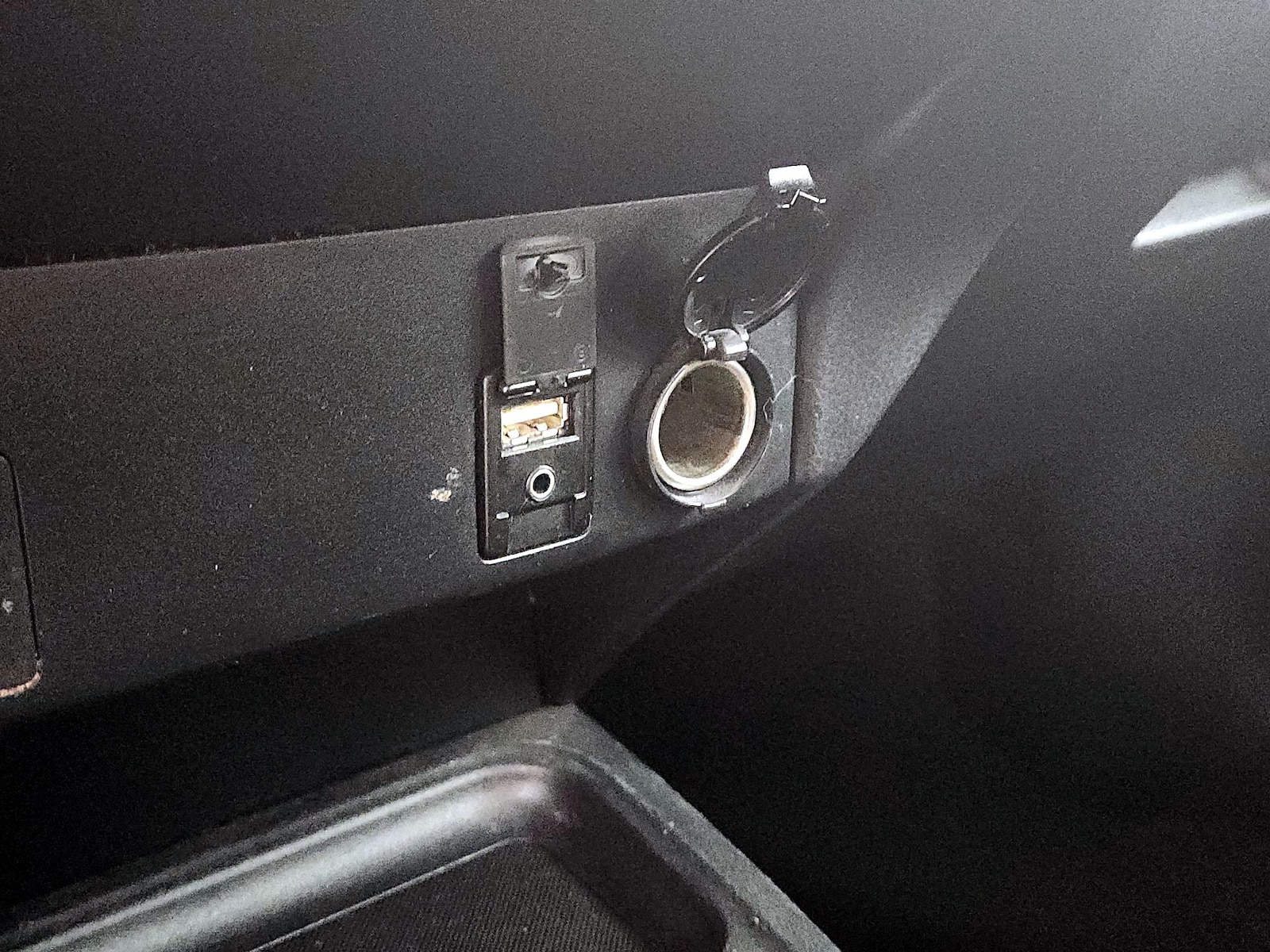 2018 Toyota RAV4 LE - Photo 18