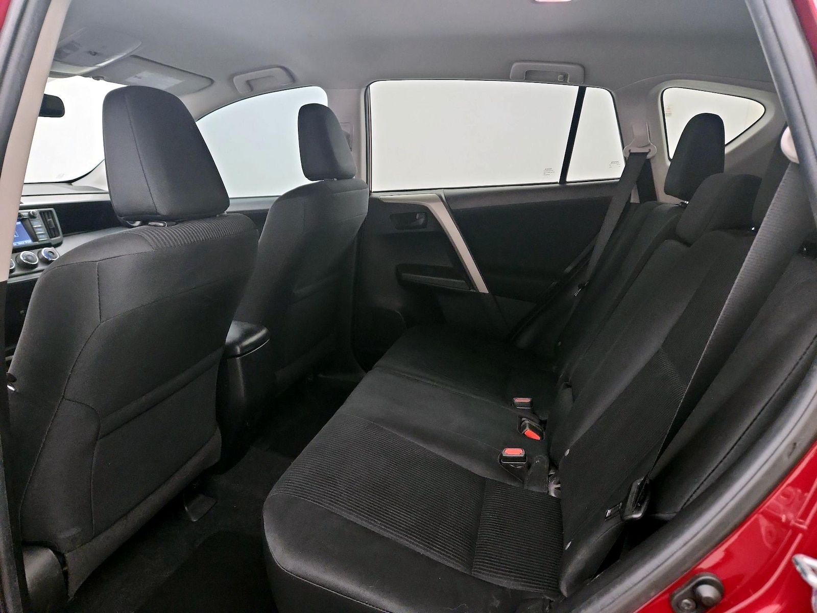 2018 Toyota RAV4 LE - Photo 19