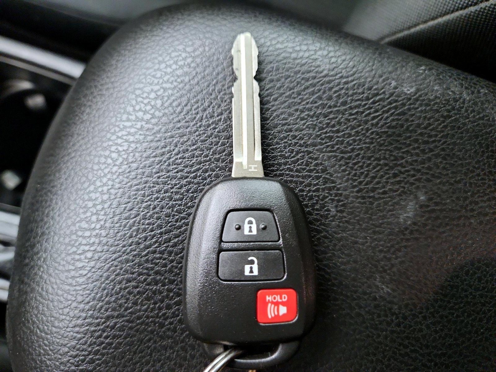 2018 Toyota RAV4 LE - Photo 22