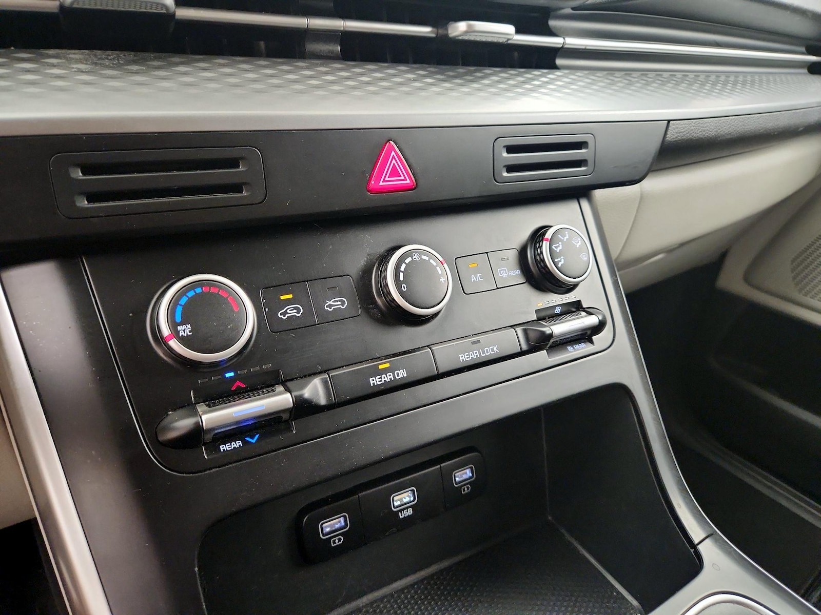2023 Kia Carnival LX Seat Pkg - Photo 16