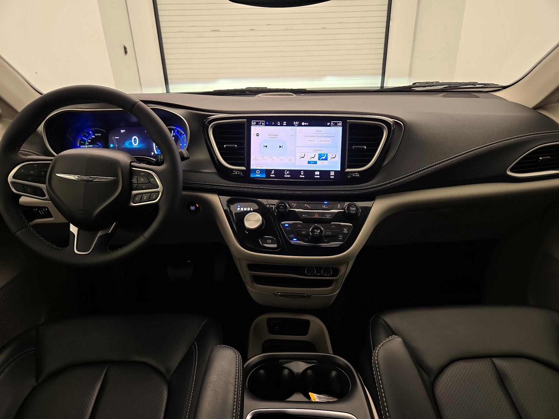 Thumbnail: 2023 Chrysler Pacifica - 9