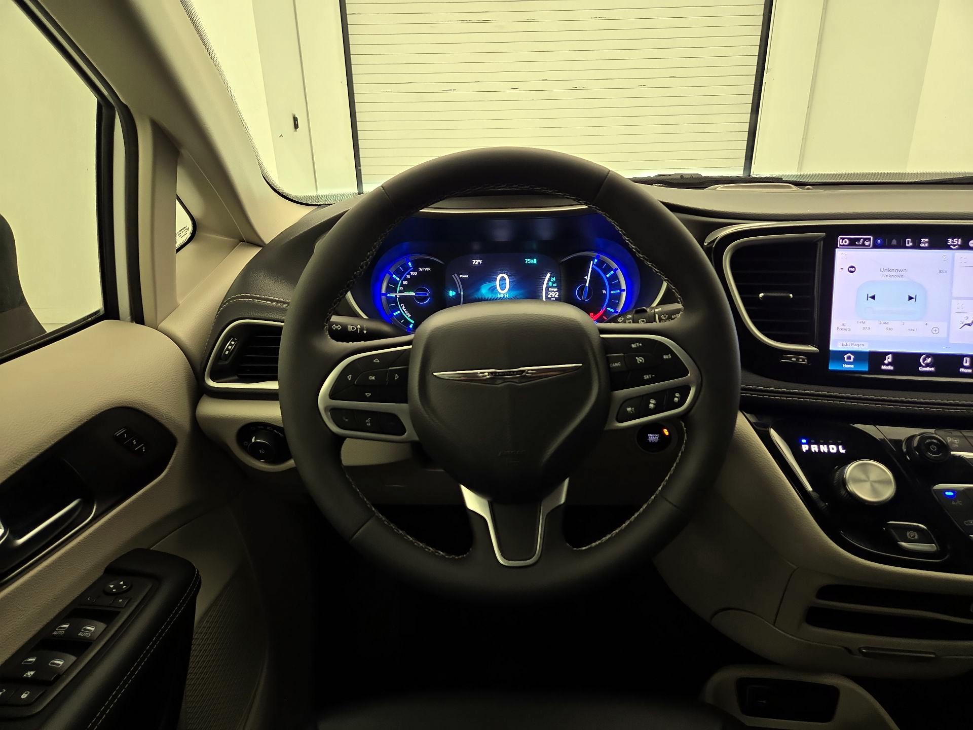Thumbnail: 2023 Chrysler Pacifica - 10