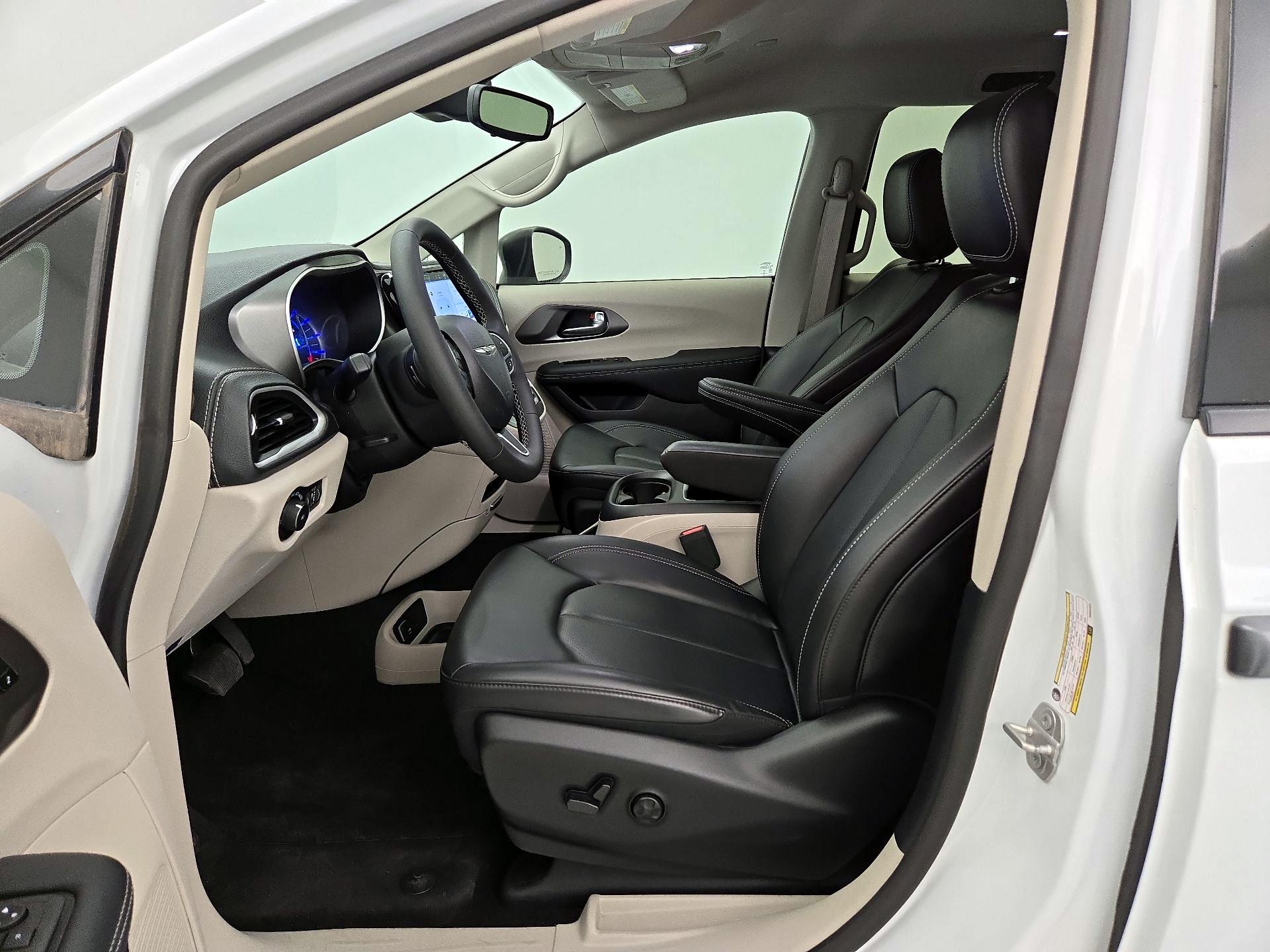 Thumbnail: 2023 Chrysler Pacifica - 11