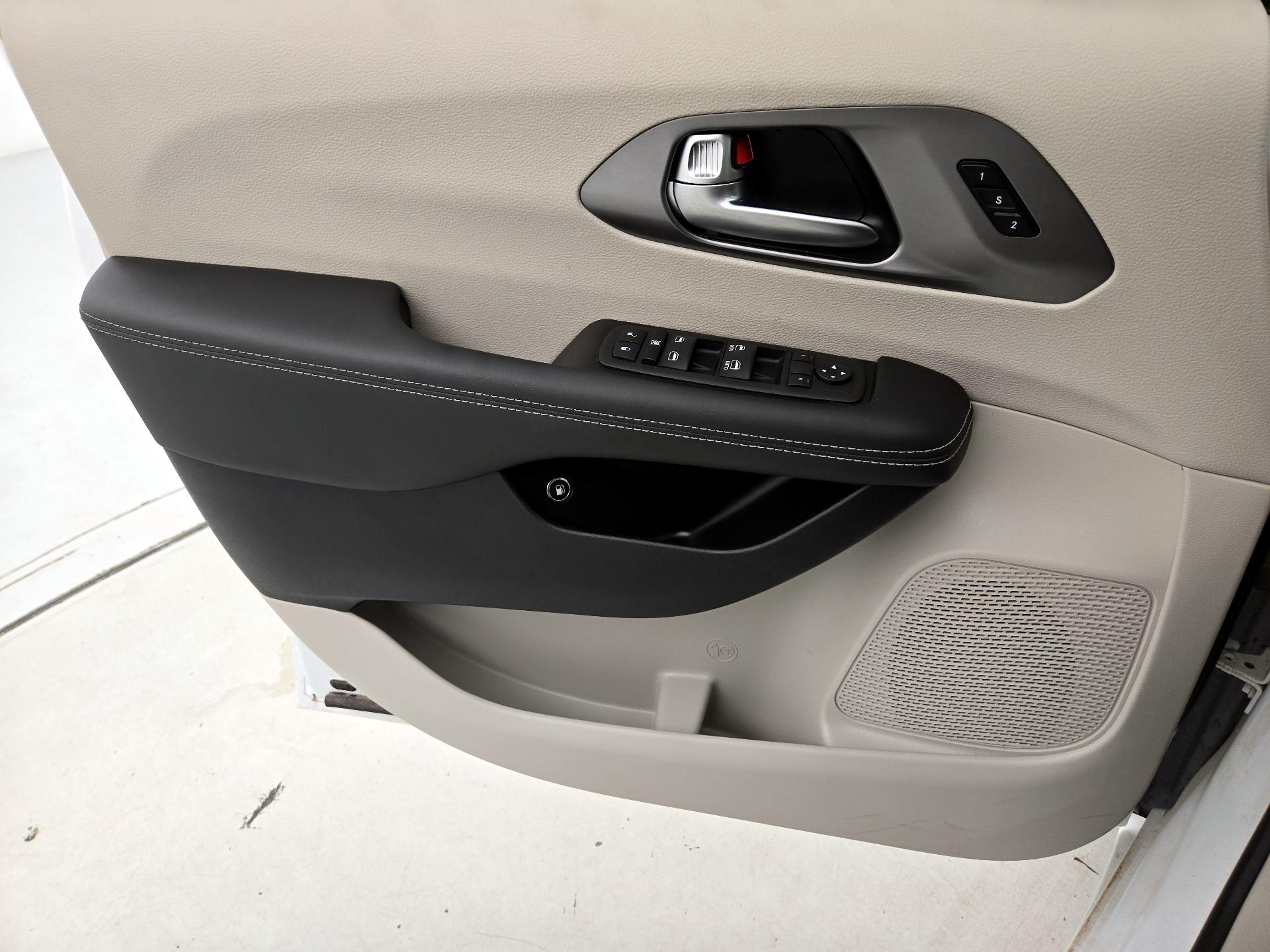 Thumbnail: 2023 Chrysler Pacifica - 12