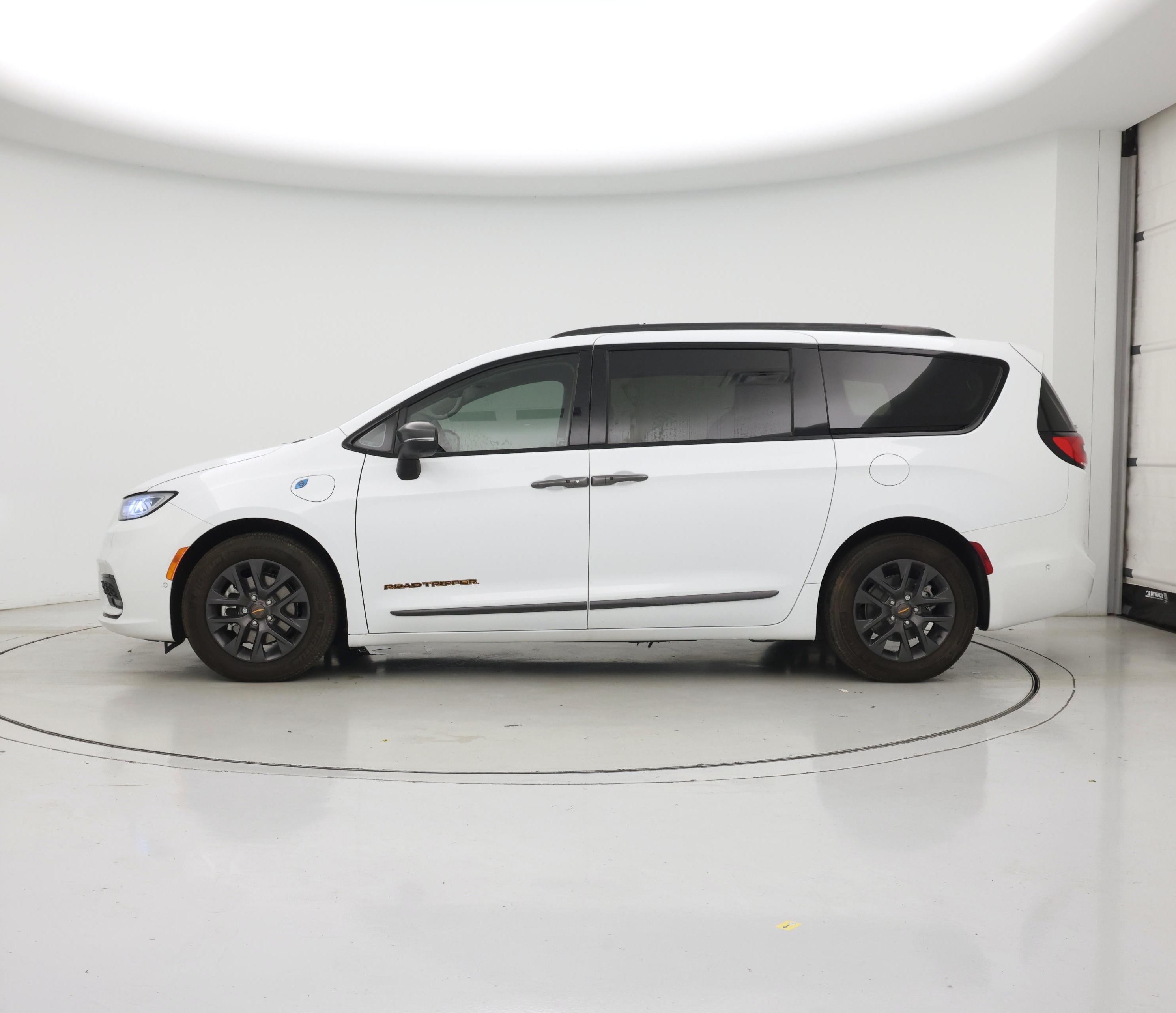 Thumbnail: 2023 Chrysler Pacifica - 3