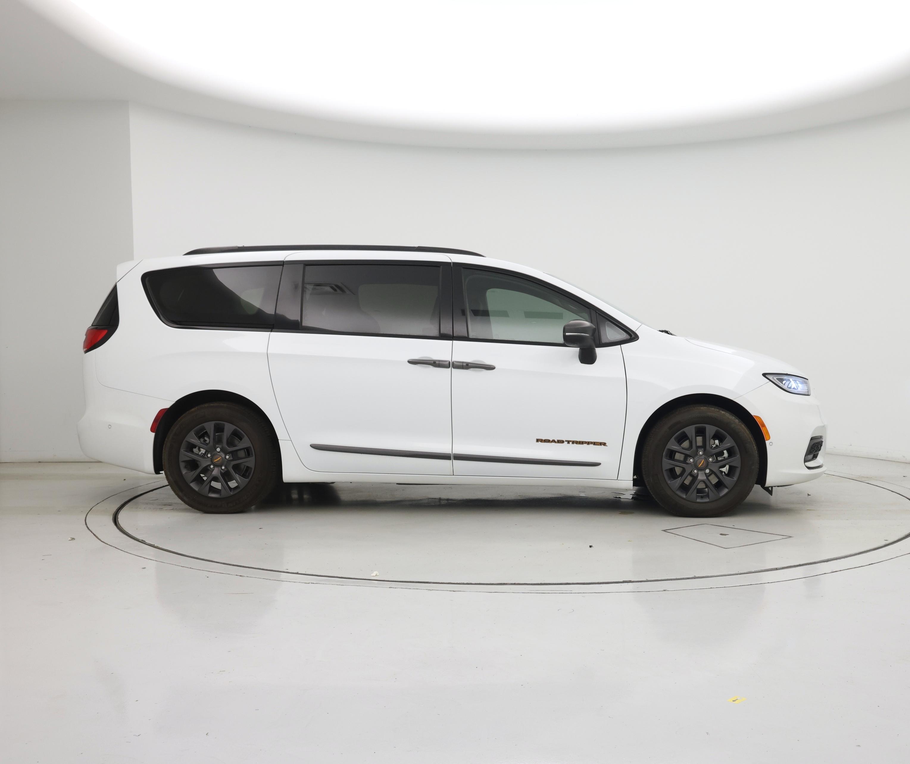 Thumbnail: 2023 Chrysler Pacifica - 7