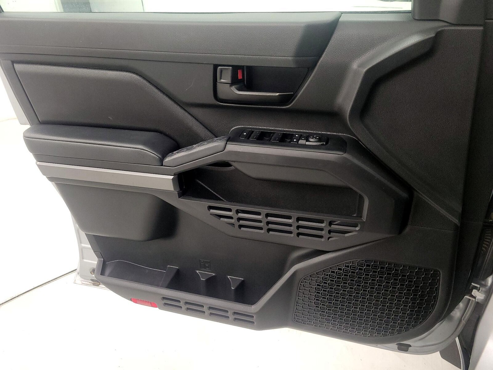 2025 Toyota Tacoma SR5 - Photo 13