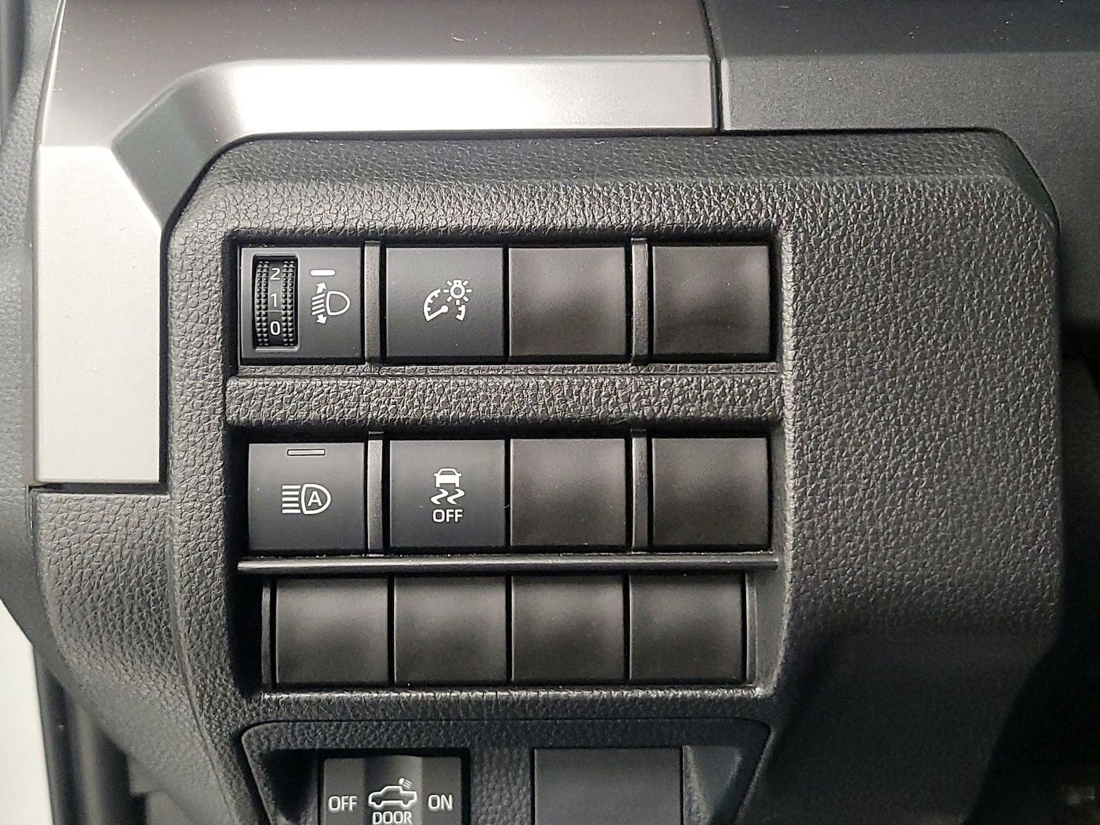 2025 Toyota Tacoma SR5 - Photo 14
