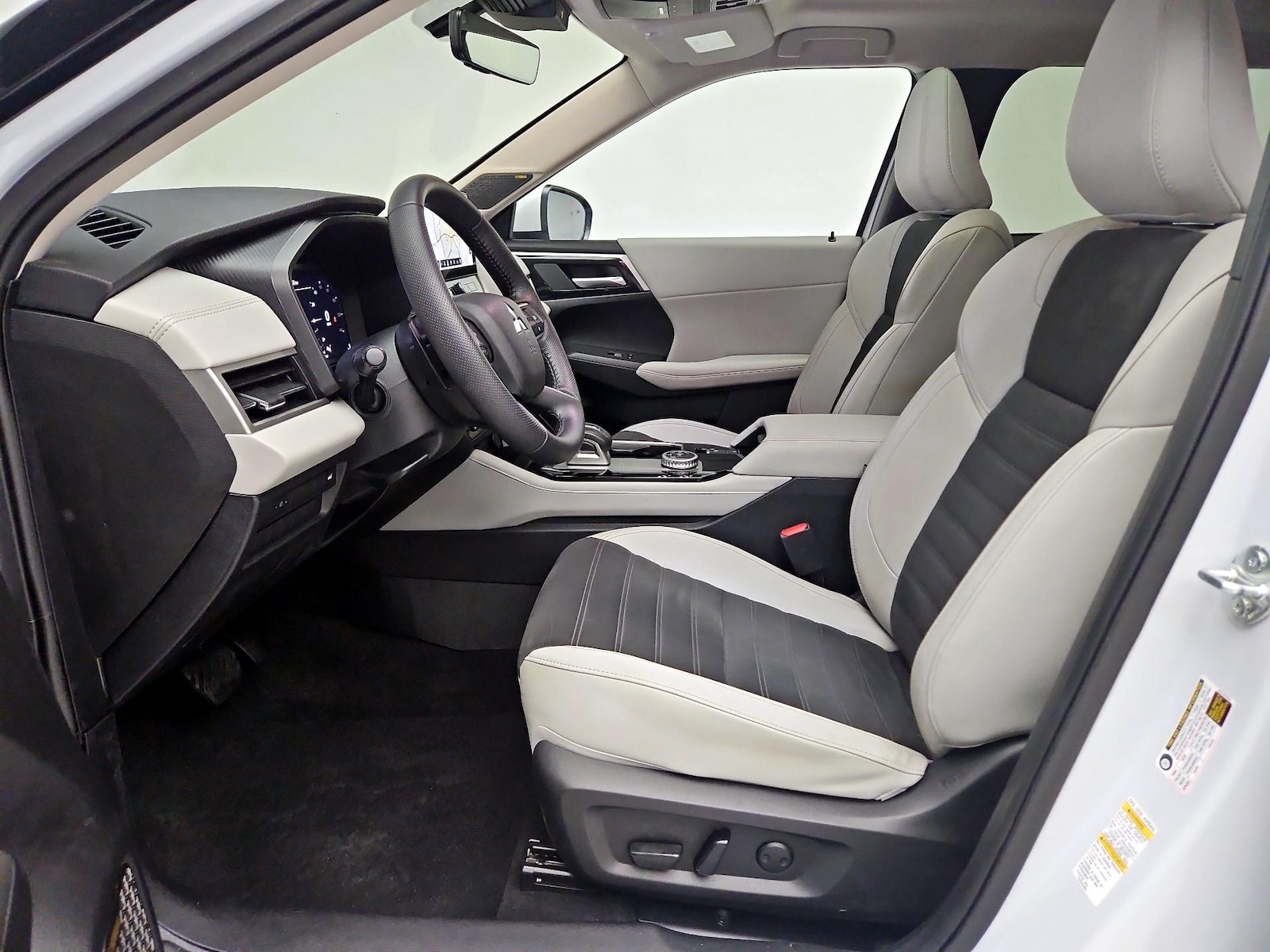 2025 Mitsubishi Outlander SE - Photo 12