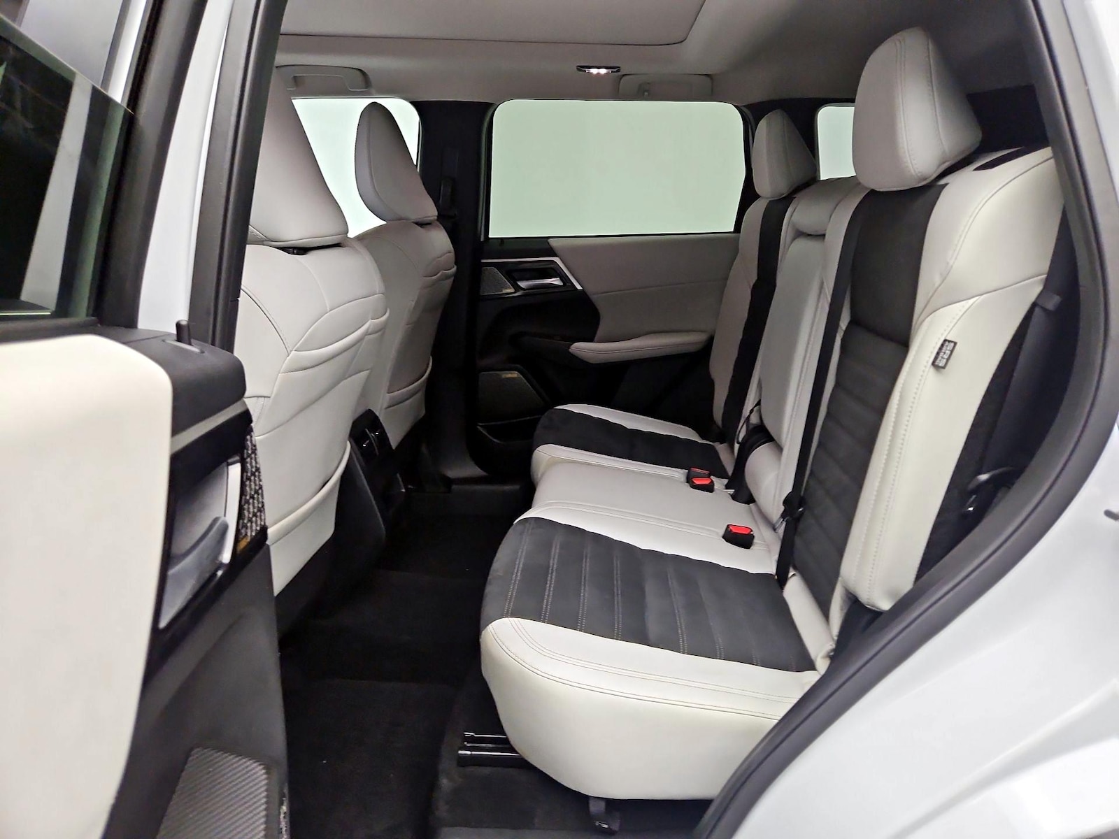 2025 Mitsubishi Outlander SE - Photo 22