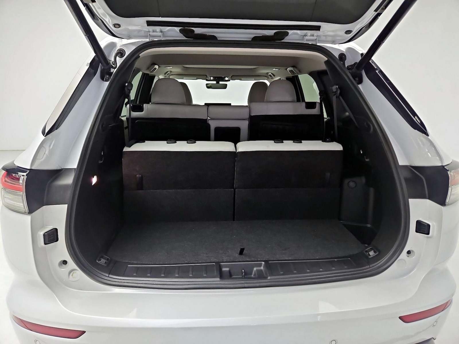 2025 Mitsubishi Outlander SE - Photo 24