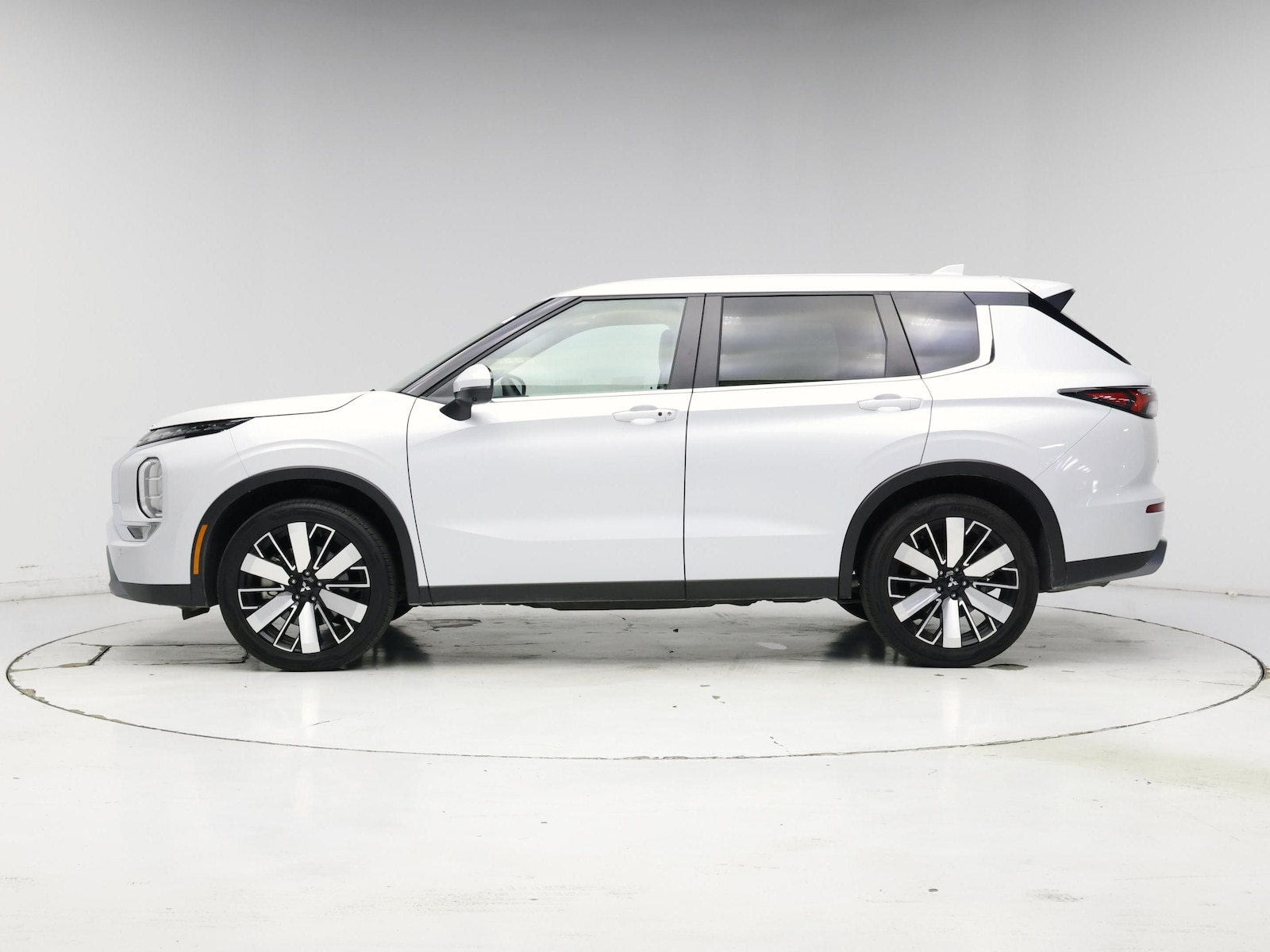 2025 Mitsubishi Outlander SE - Photo 4