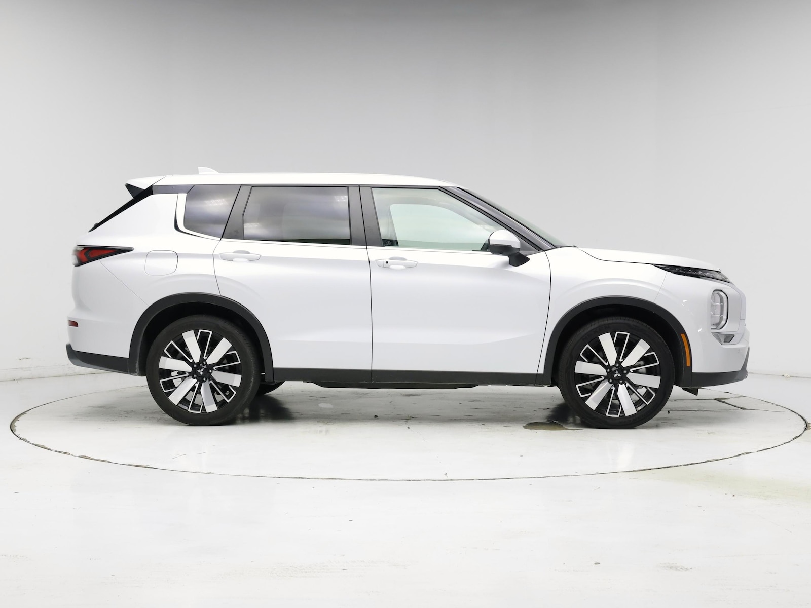 2025 Mitsubishi Outlander SE - Photo 8