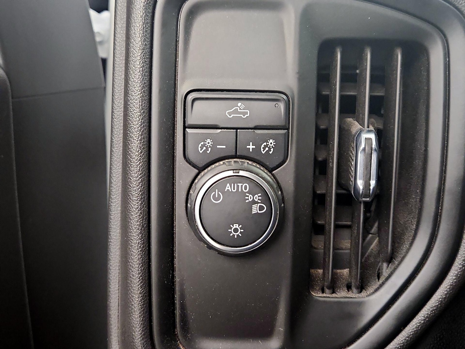2022 Chevrolet Silverado 1500 Limited Custom - Photo 14