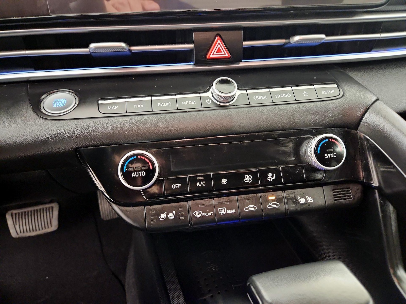 2023 Hyundai Elantra Limited - Photo 18