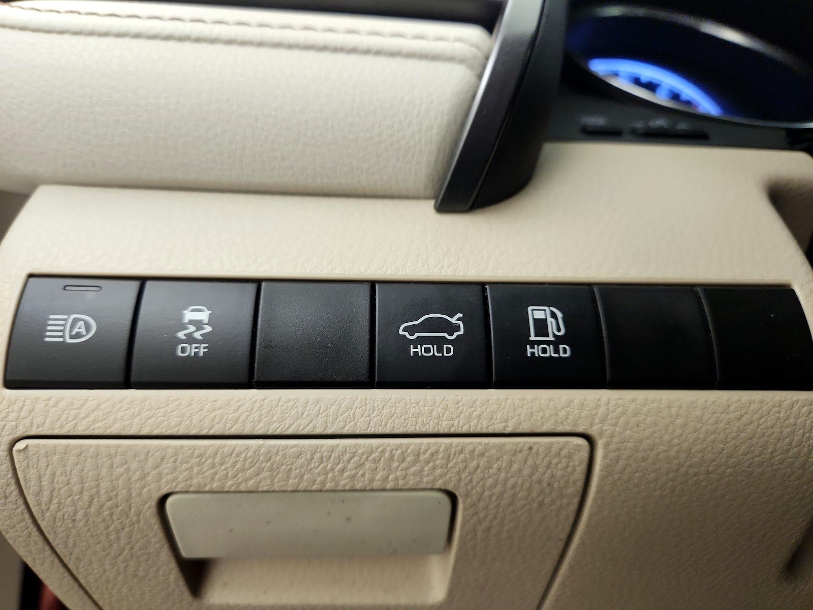 2020 Toyota Camry LE - Photo 14