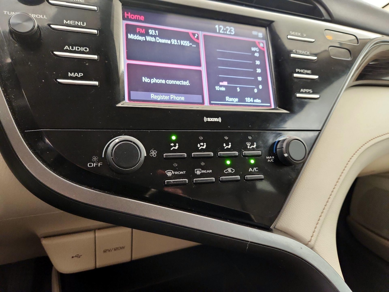 2020 Toyota Camry LE - Photo 17