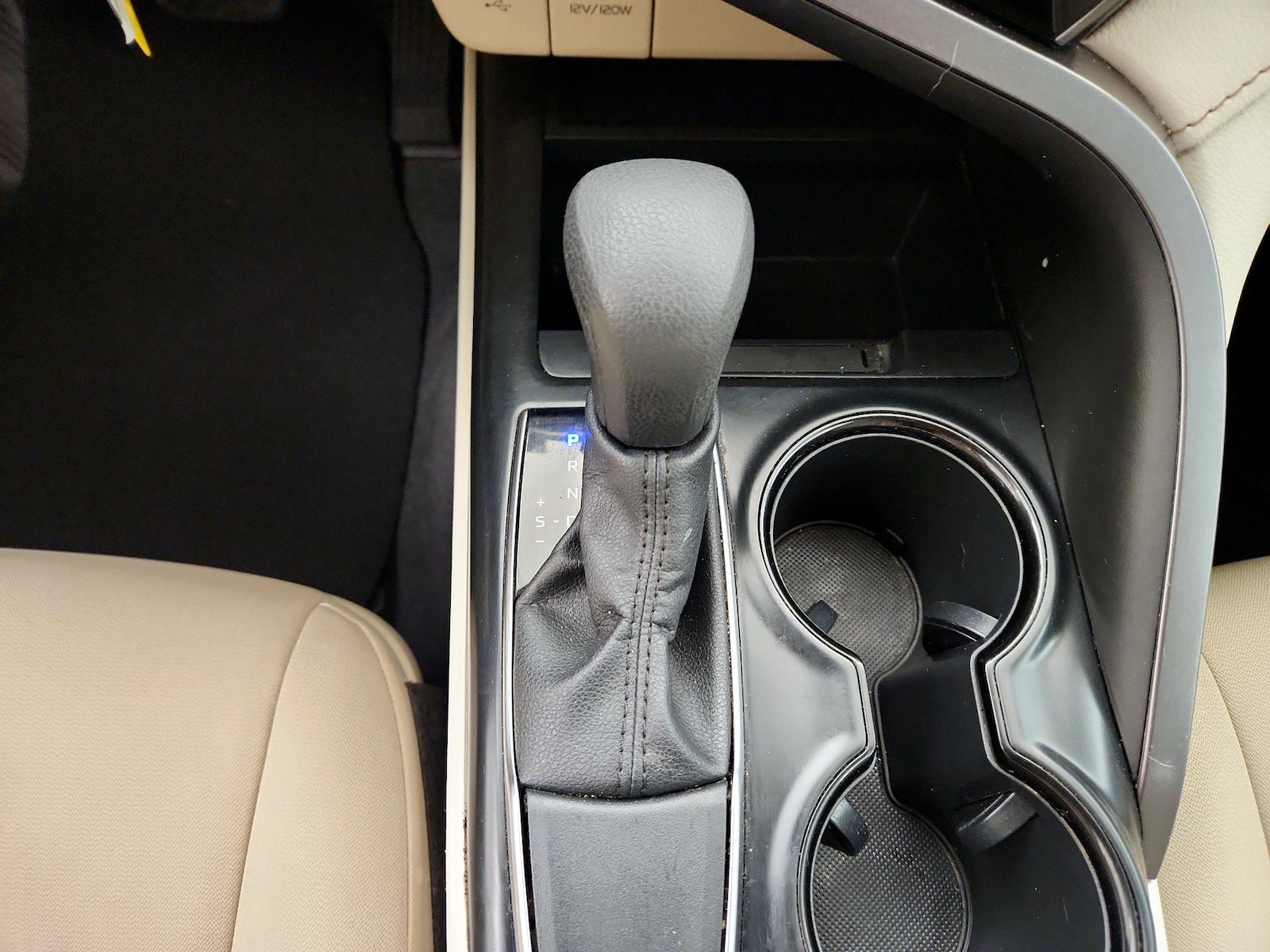 2020 Toyota Camry LE - Photo 18
