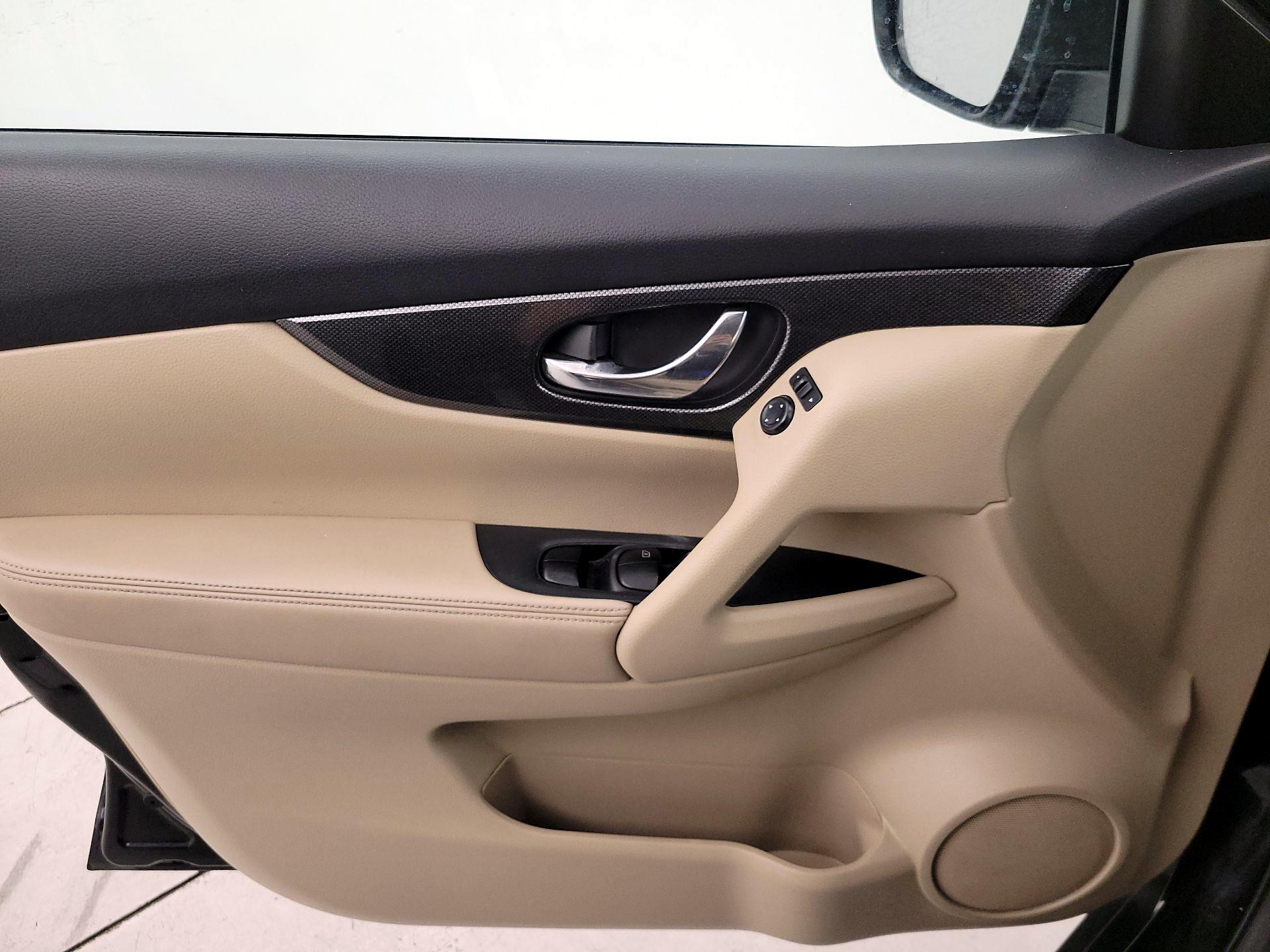 Thumbnail: 2015 Nissan Rogue - 12