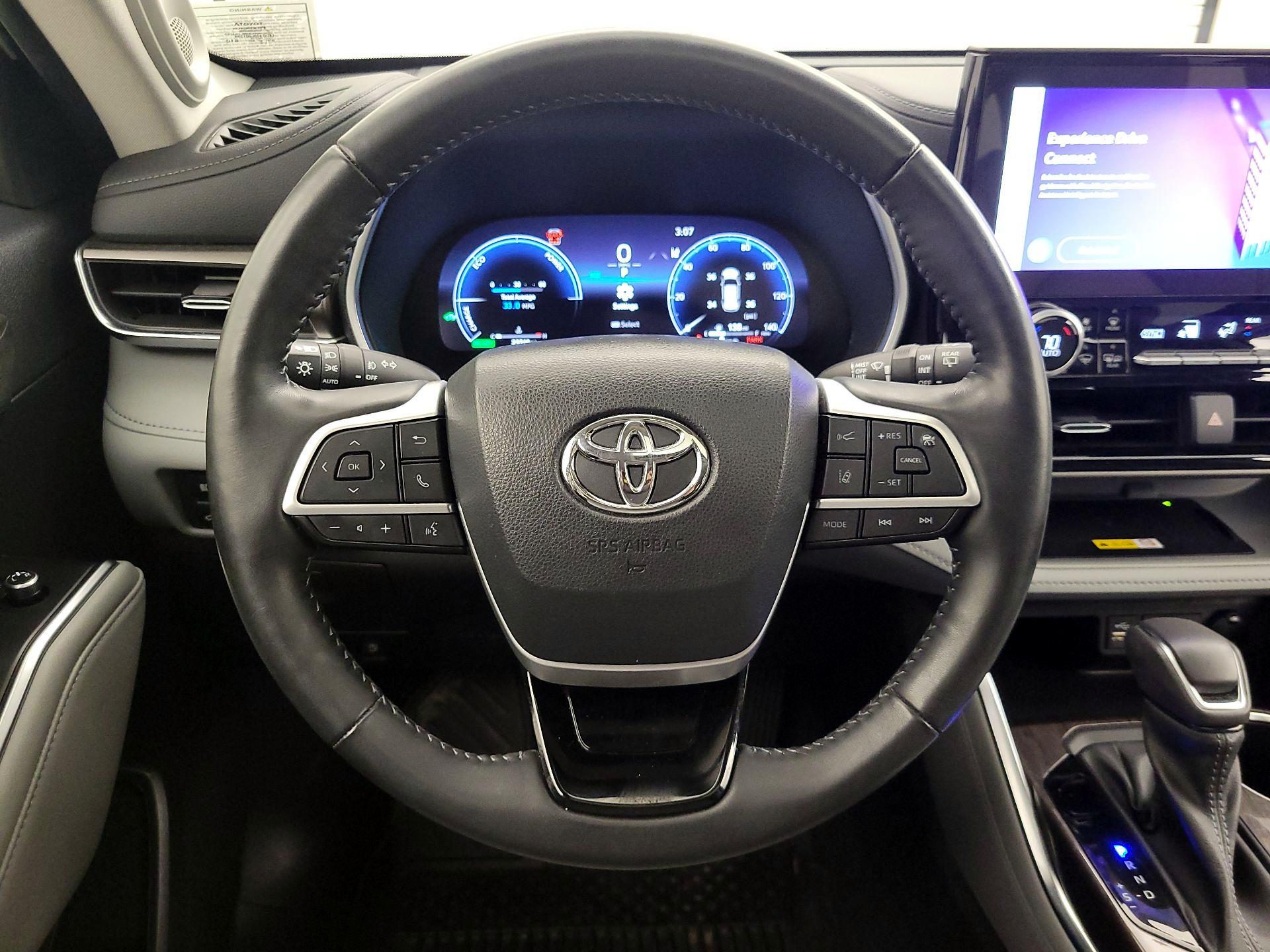 Thumbnail: 2023 Toyota Highlander - 10