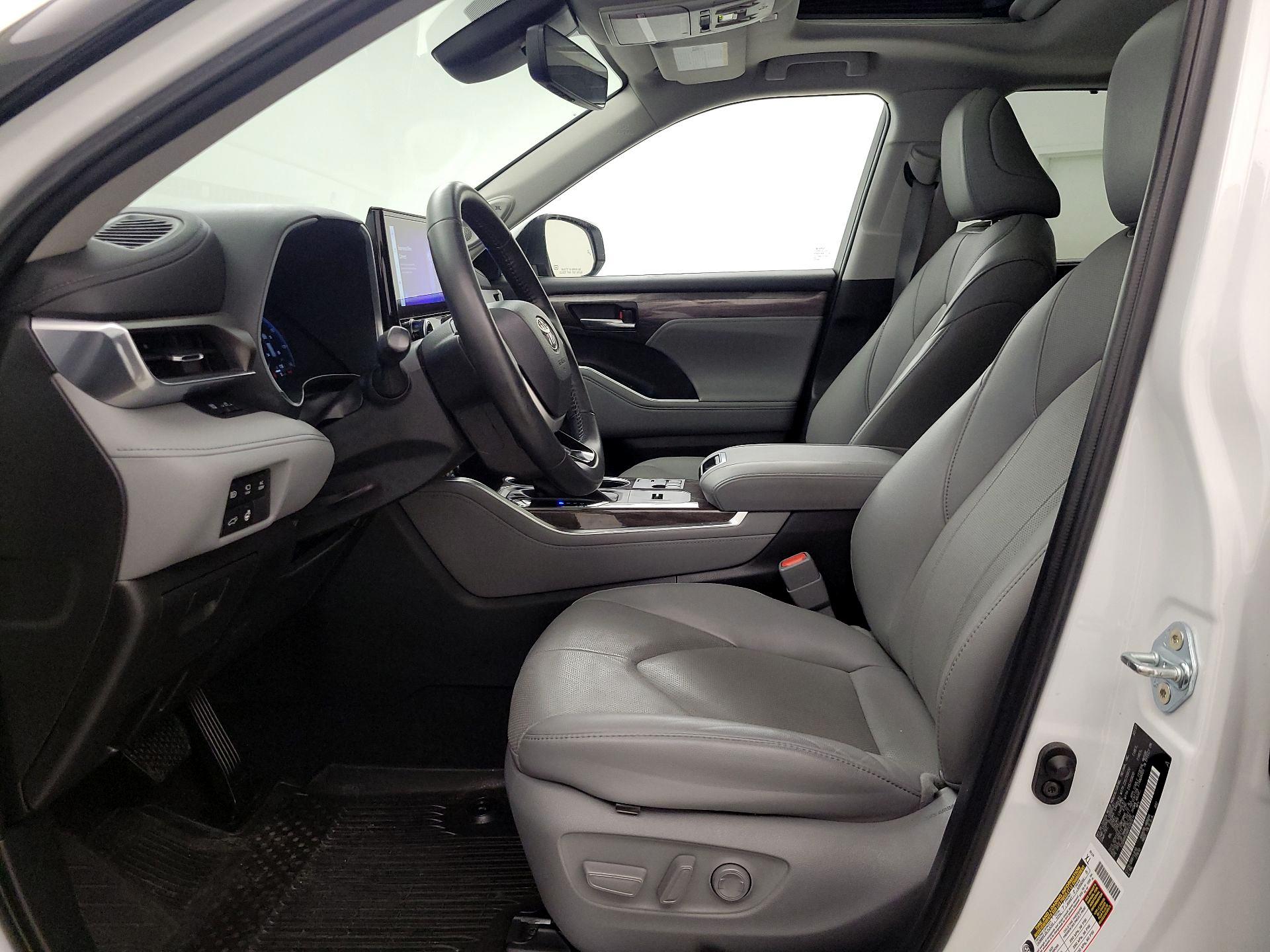 Thumbnail: 2023 Toyota Highlander - 11