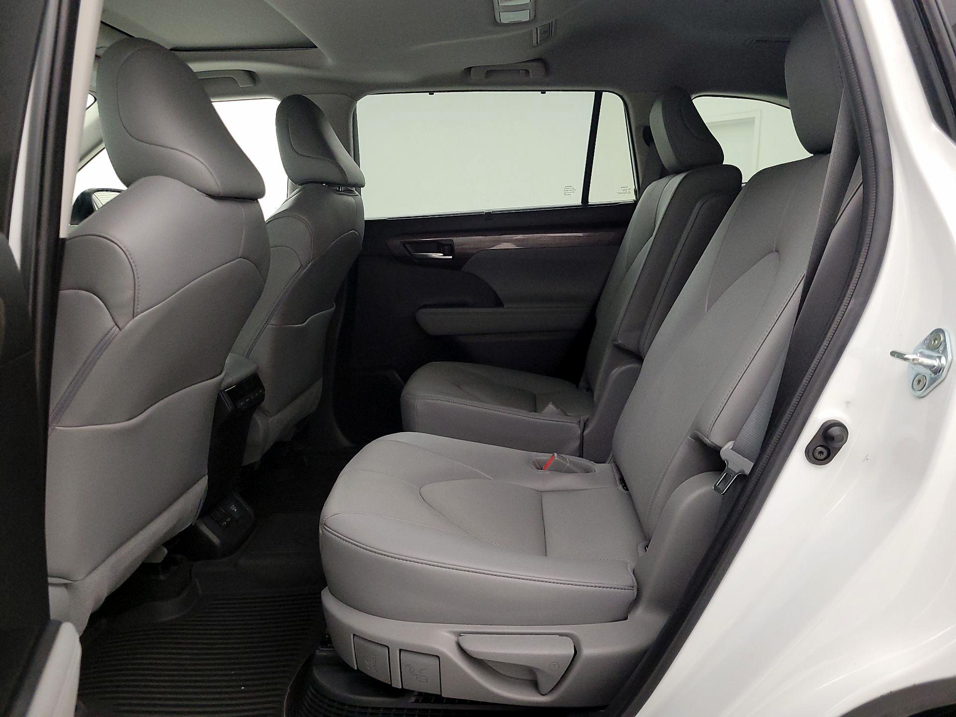Thumbnail: 2023 Toyota Highlander - 20