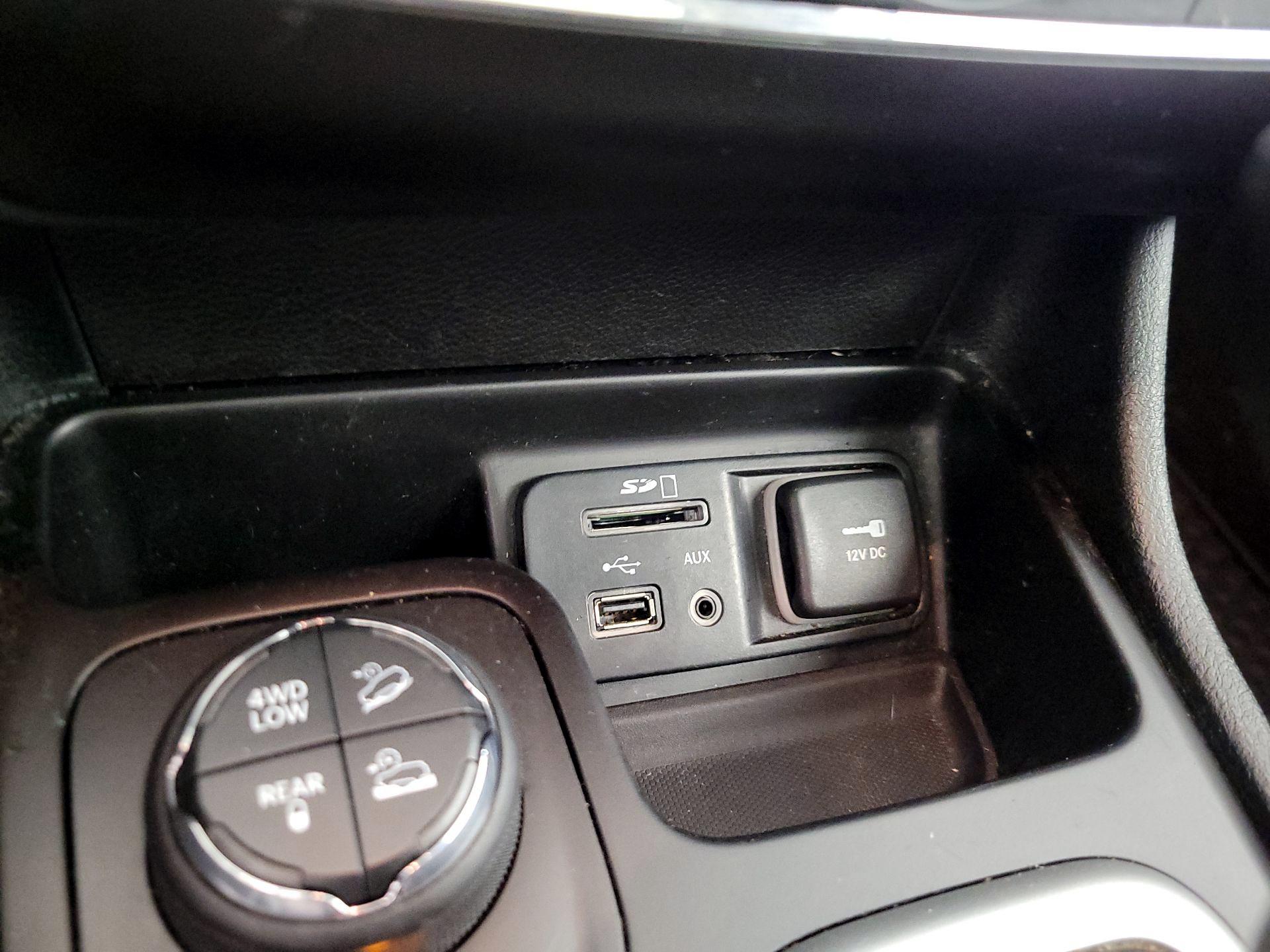 Thumbnail: 2016 Jeep Cherokee - 19