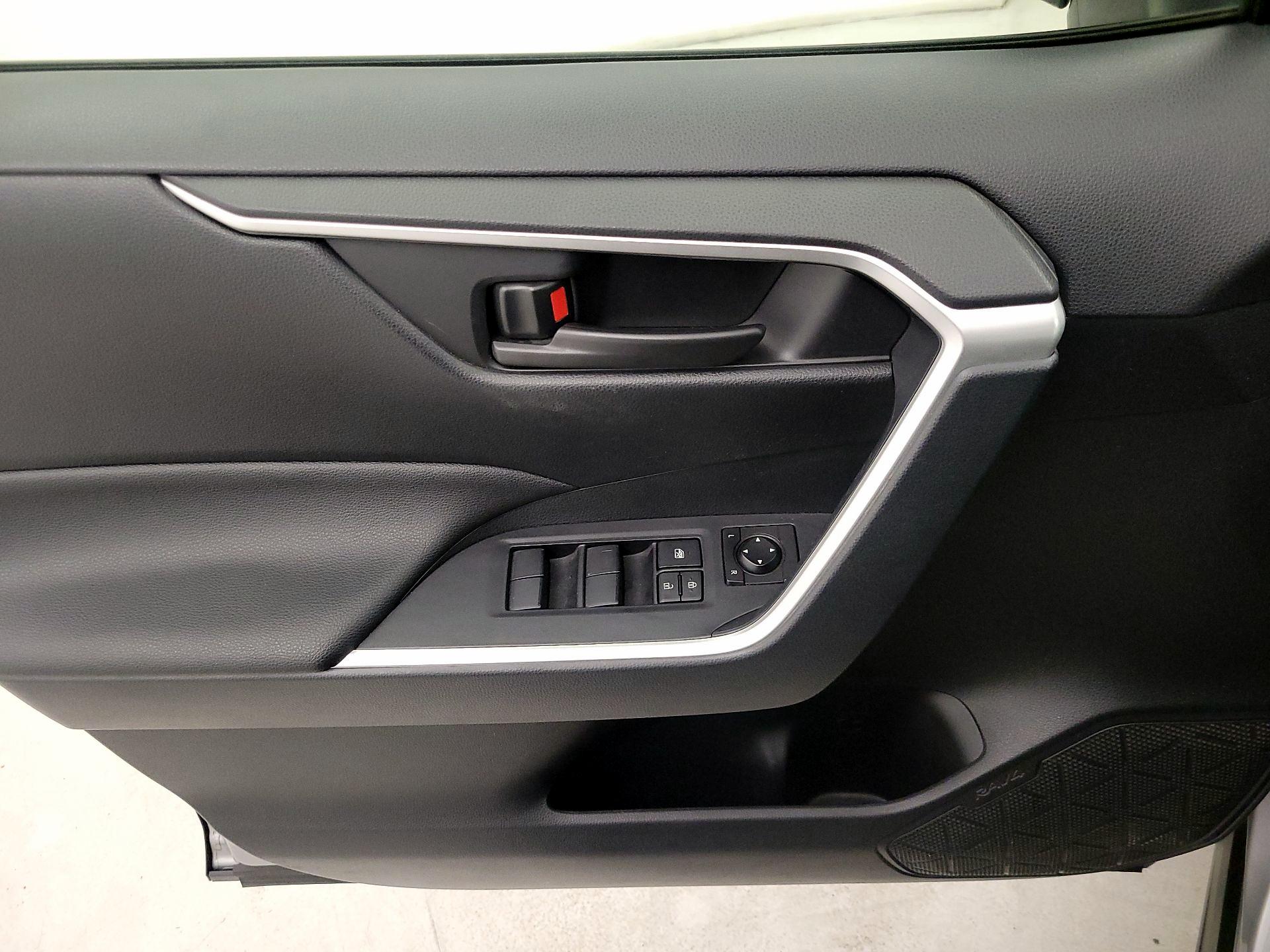 Thumbnail: 2019 Toyota RAV4 - 12