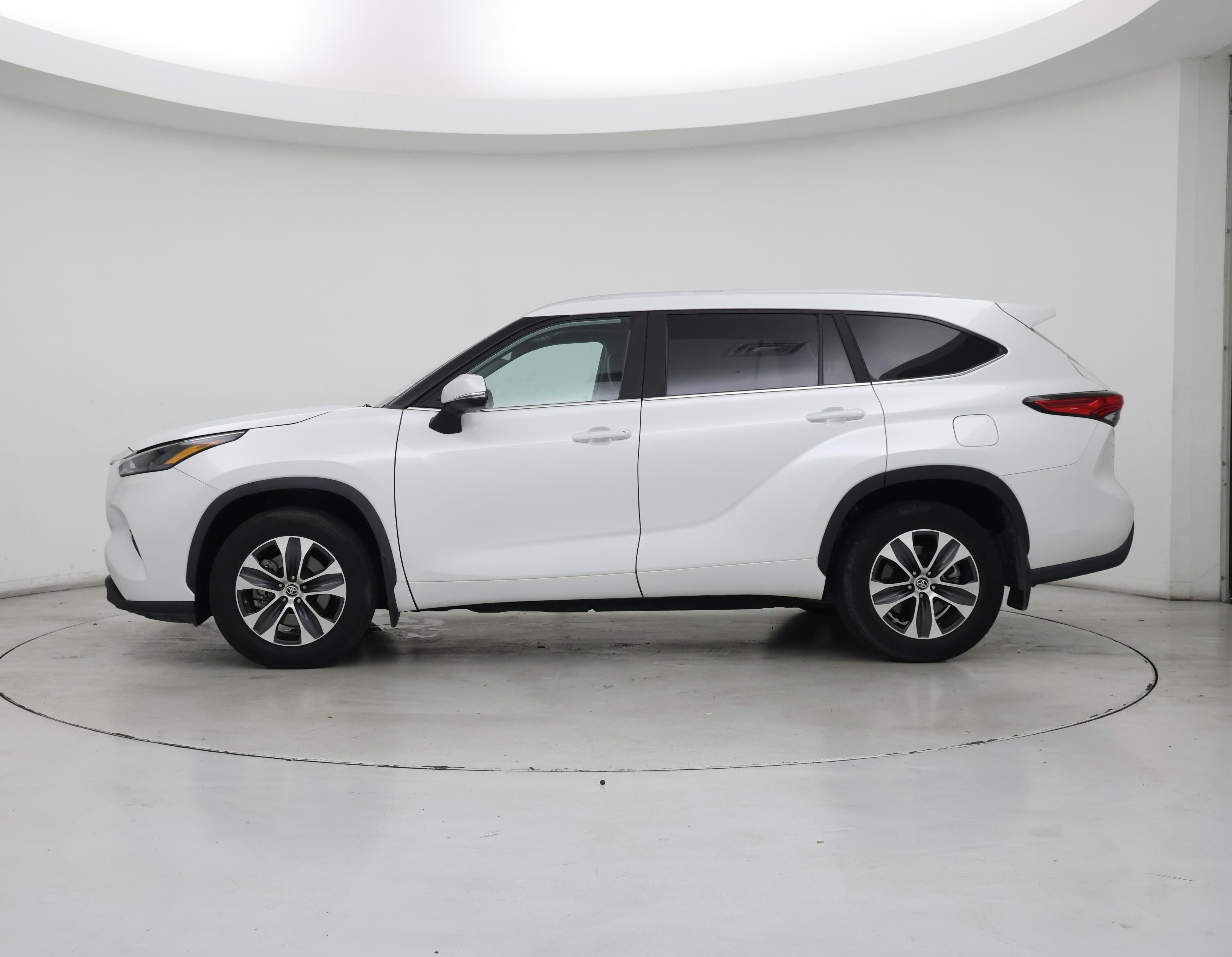 Thumbnail: 2023 Toyota Highlander - 3