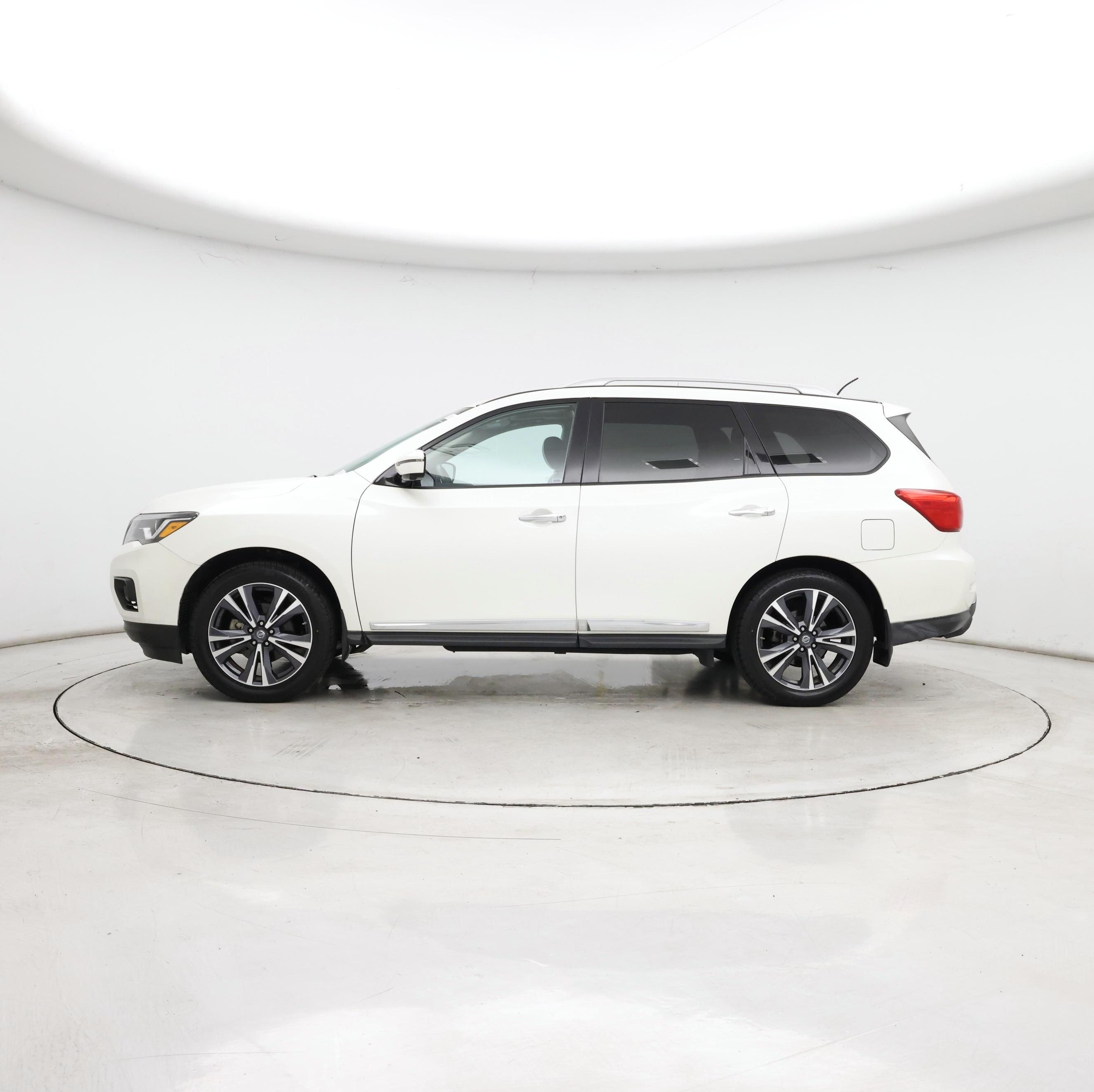 Thumbnail: 2017 Nissan Pathfinder - 3