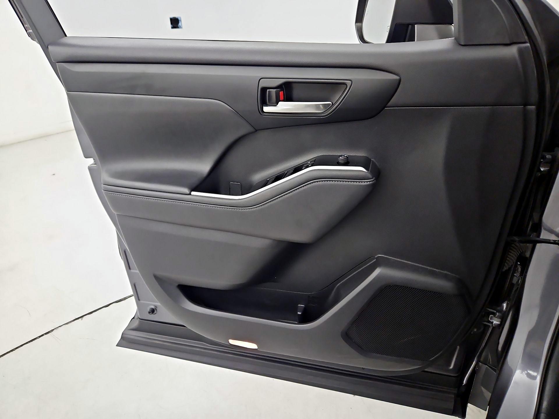Thumbnail: 2020 Toyota Highlander - 12