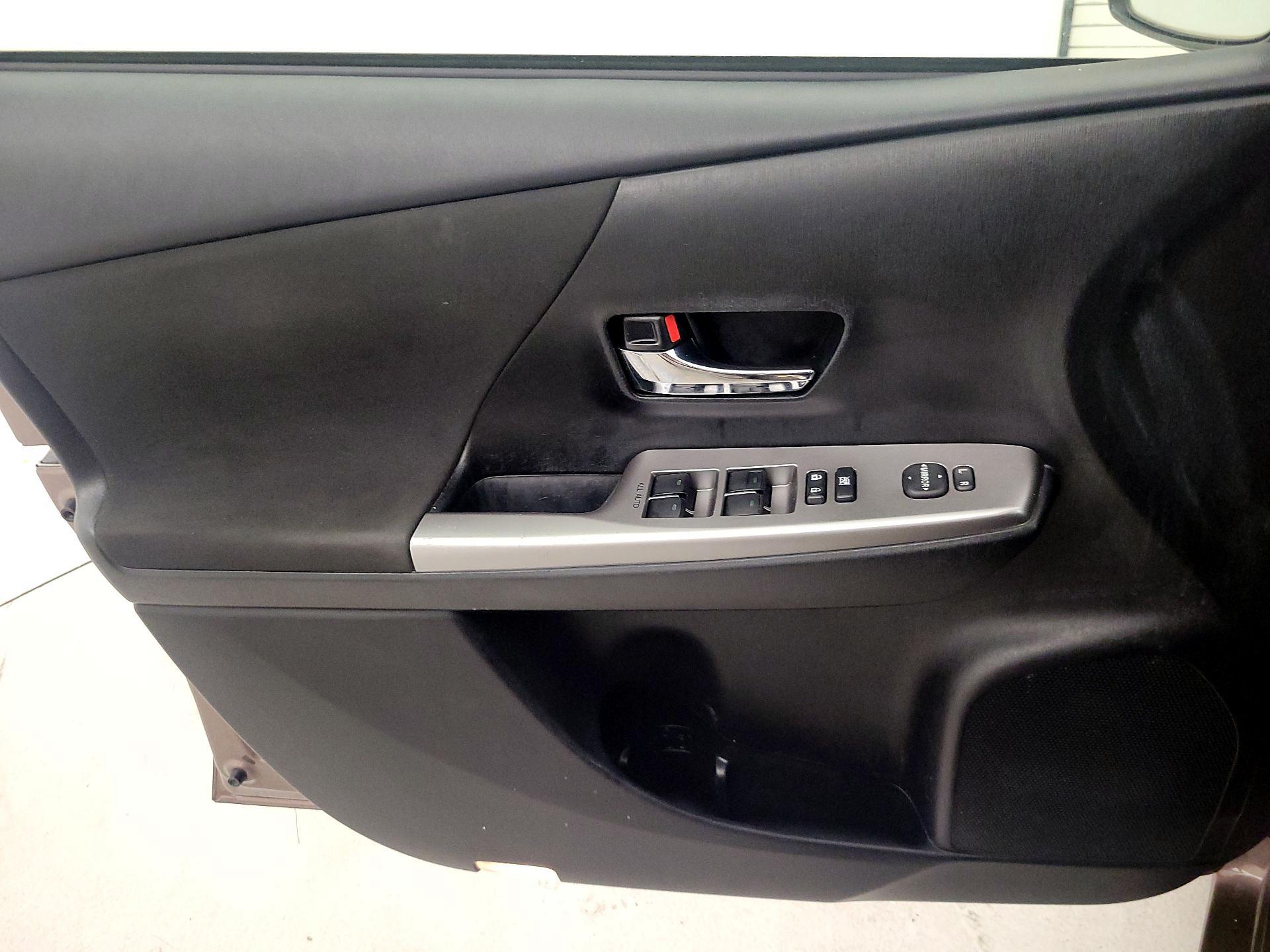 Thumbnail: 2015 Toyota Prius v - 12