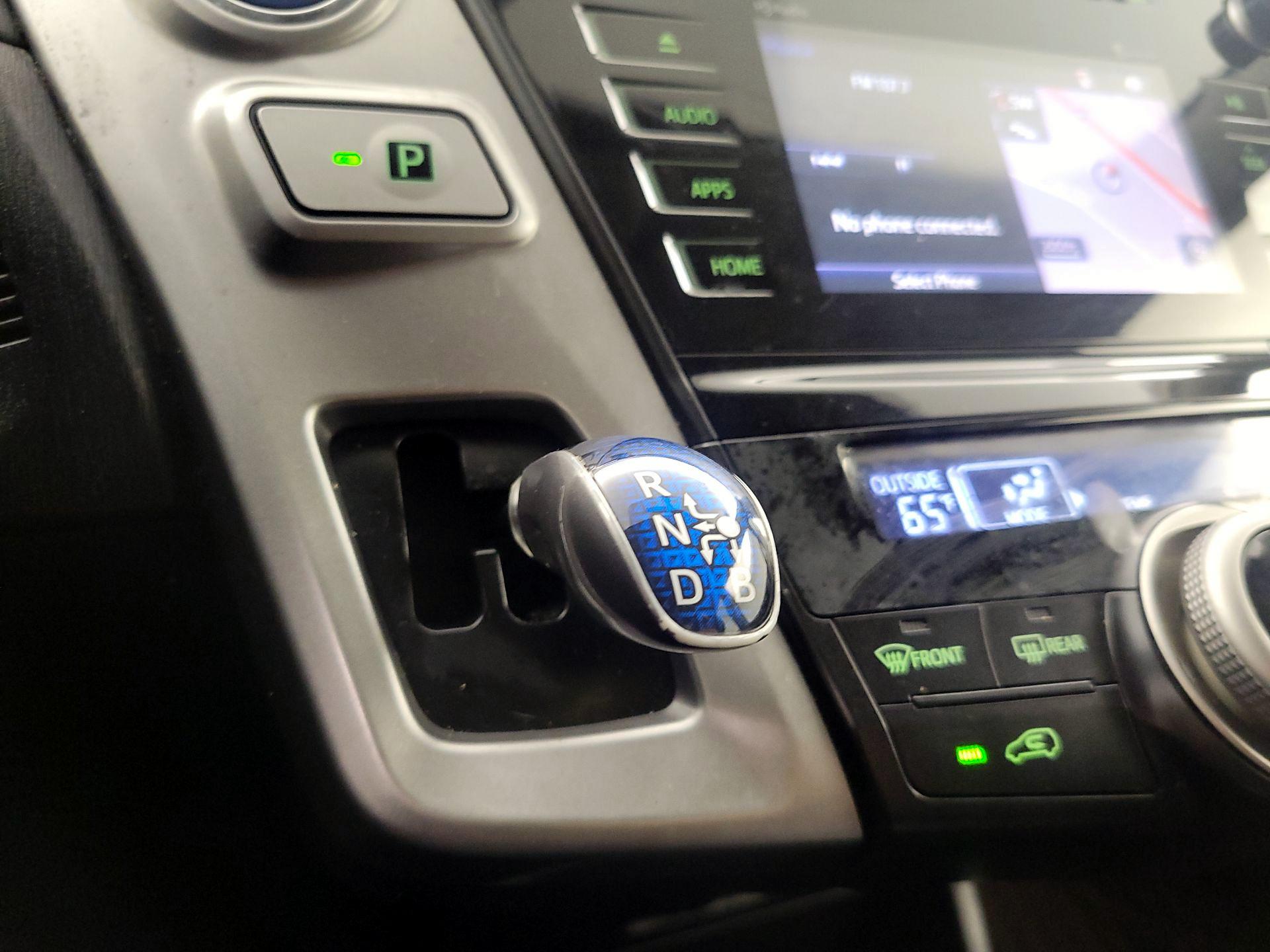 Thumbnail: 2015 Toyota Prius v - 17