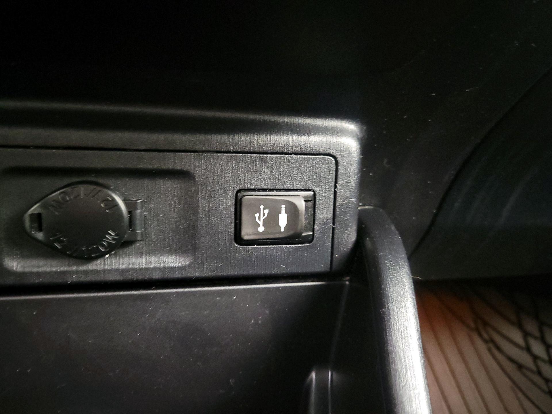 Thumbnail: 2015 Toyota Prius v - 18