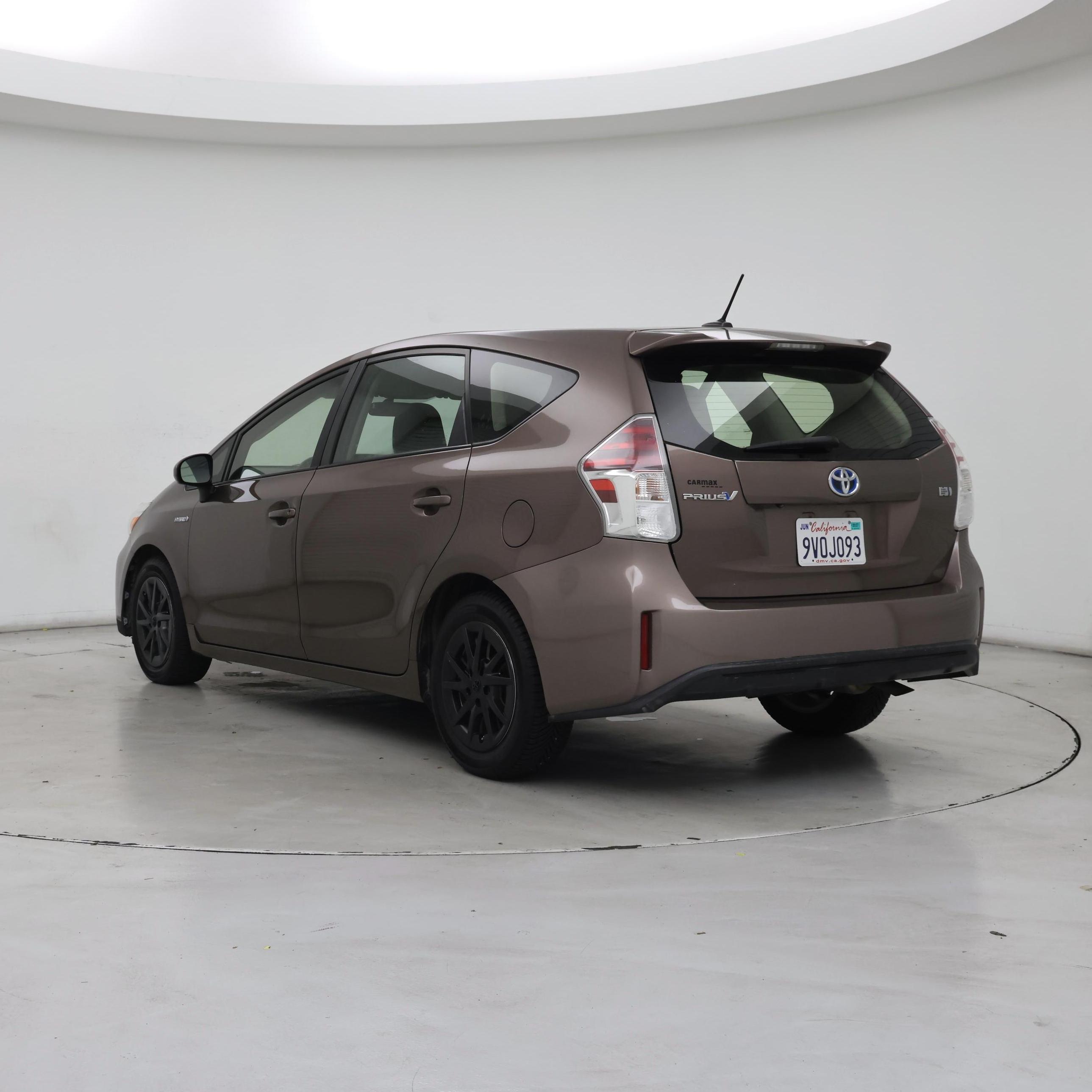 Thumbnail: 2015 Toyota Prius v - 2