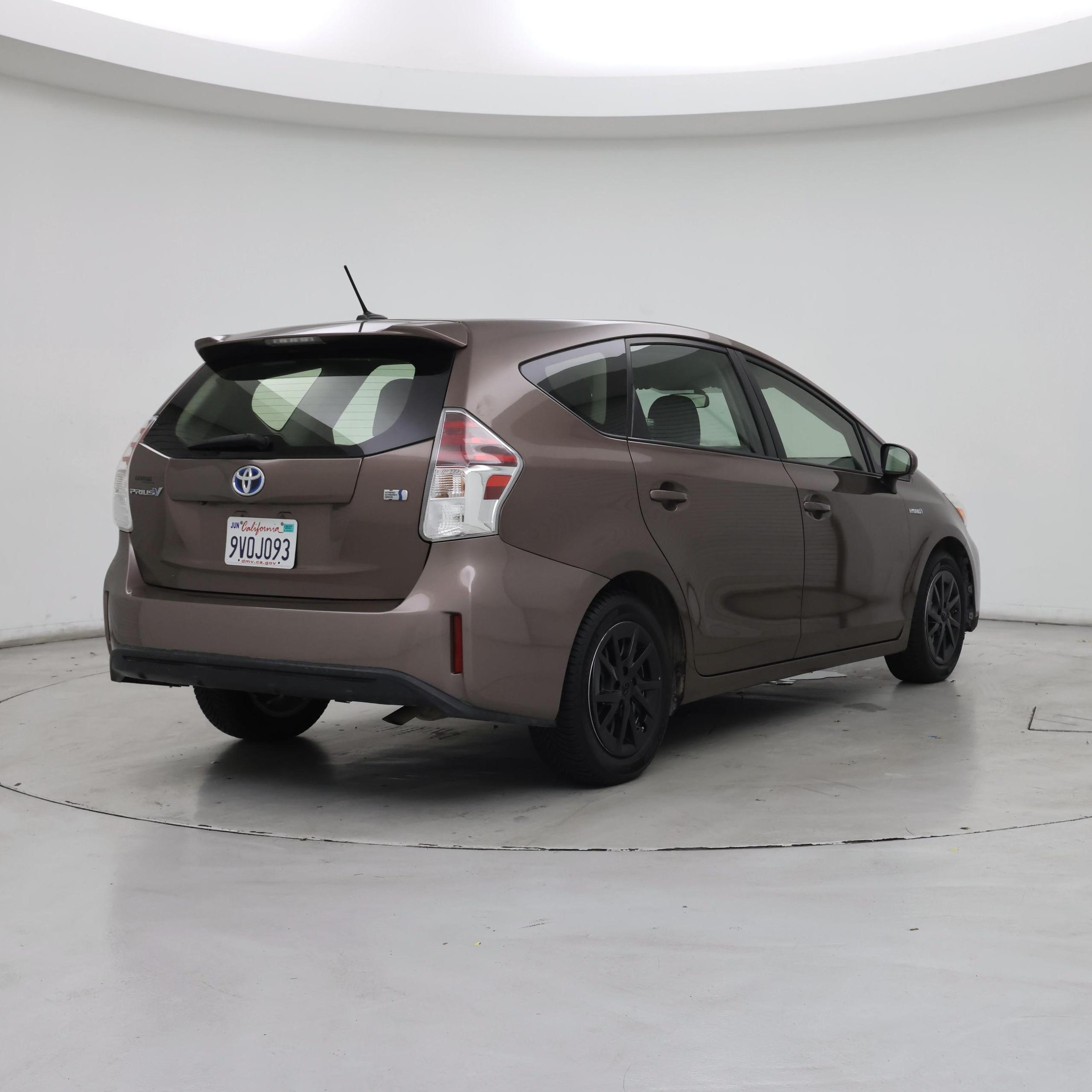 Thumbnail: 2015 Toyota Prius v - 8