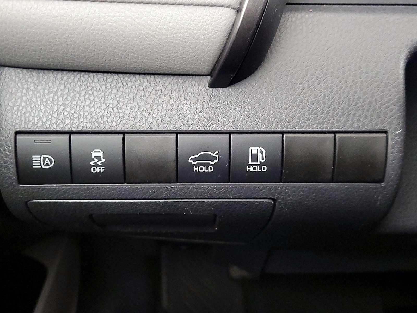 2021 Toyota Camry LE - Photo 14