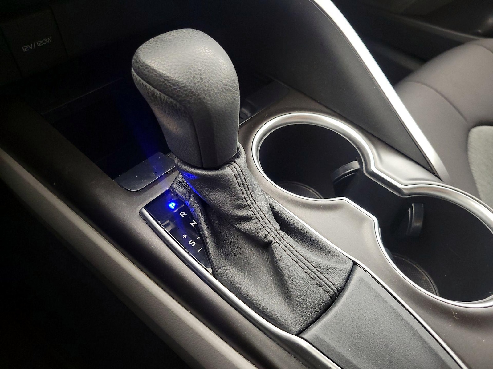 2021 Toyota Camry LE - Photo 18