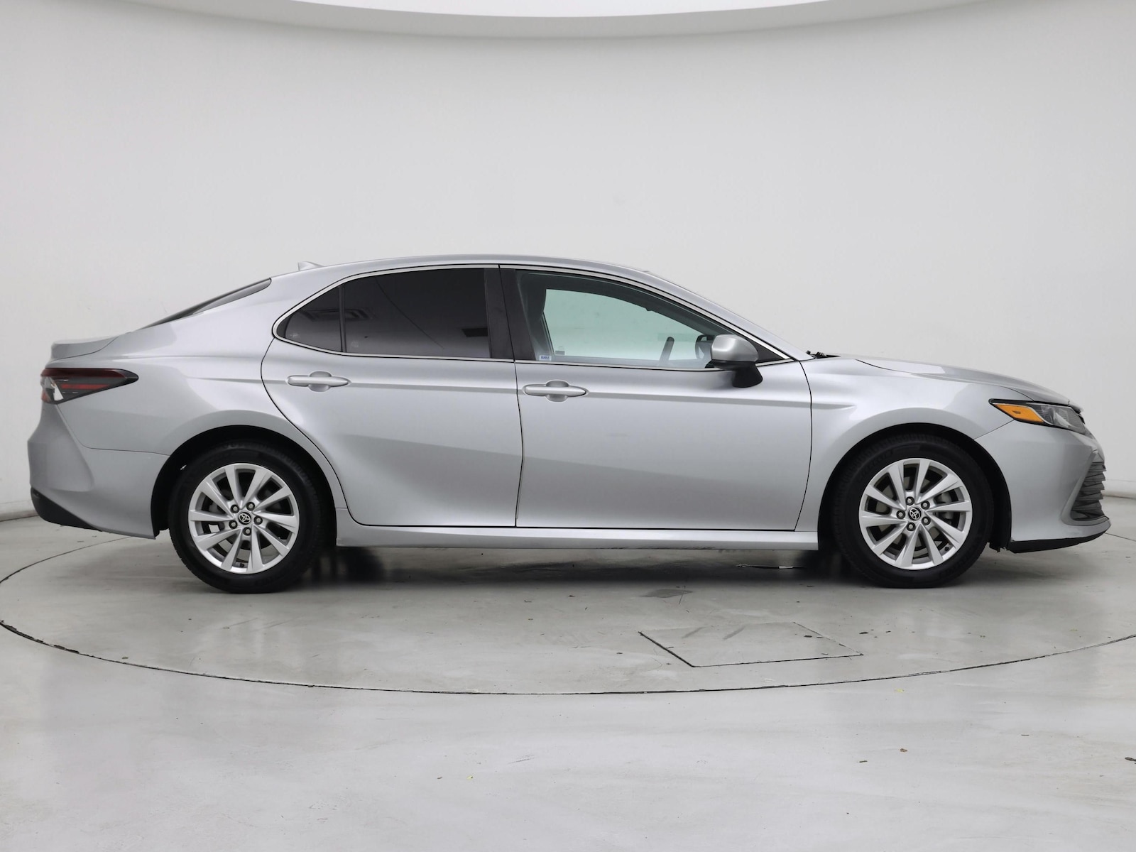 2021 Toyota Camry LE - Photo 8