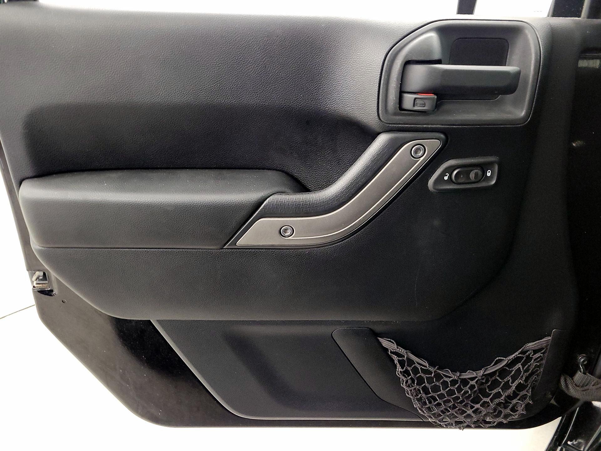 Thumbnail: 2015 Jeep Wrangler - 12