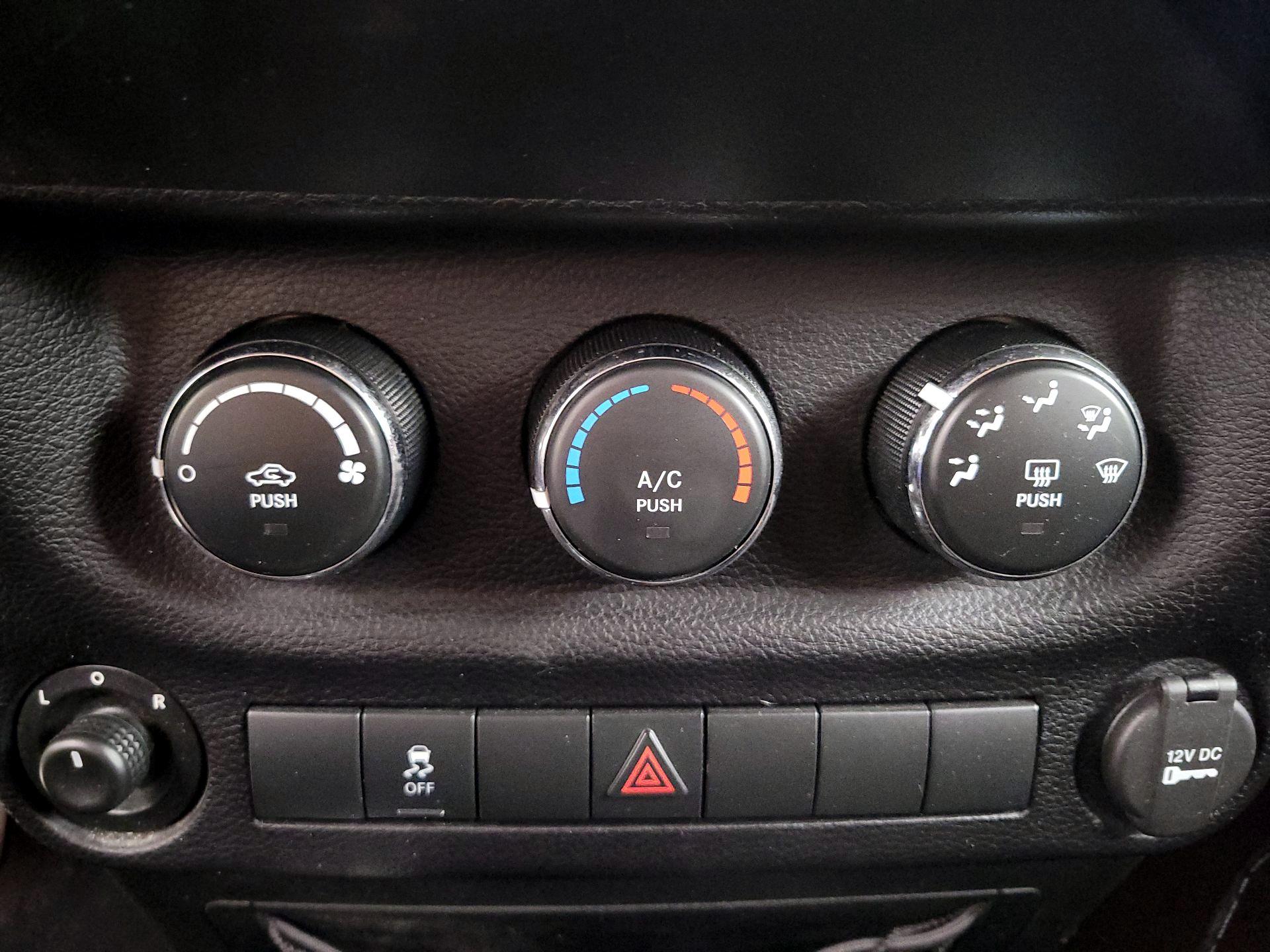 Thumbnail: 2015 Jeep Wrangler - 15