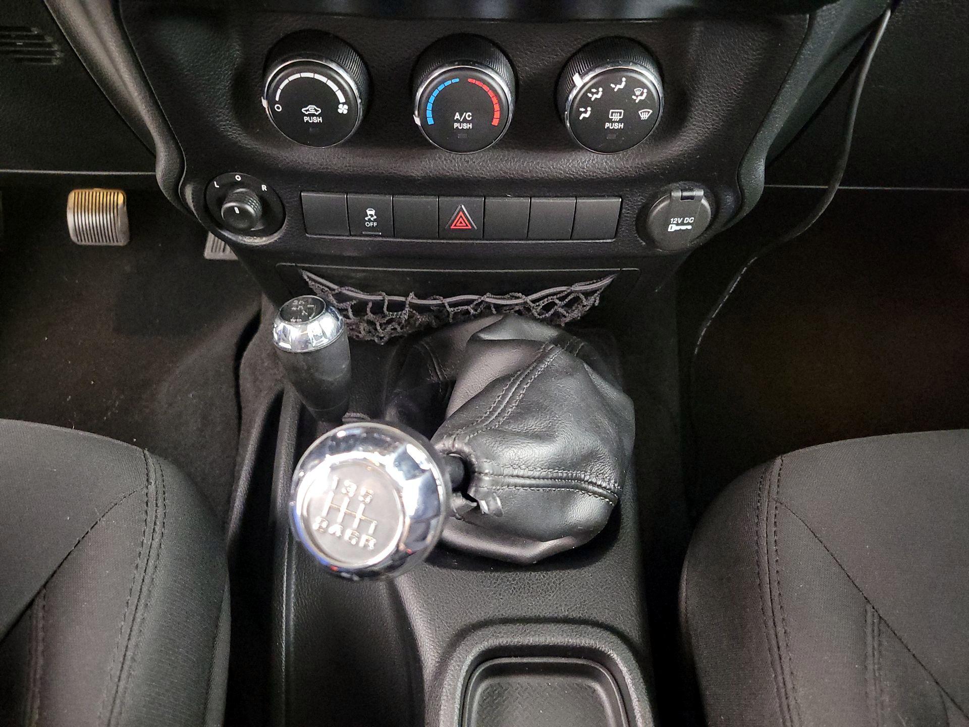 Thumbnail: 2015 Jeep Wrangler - 16