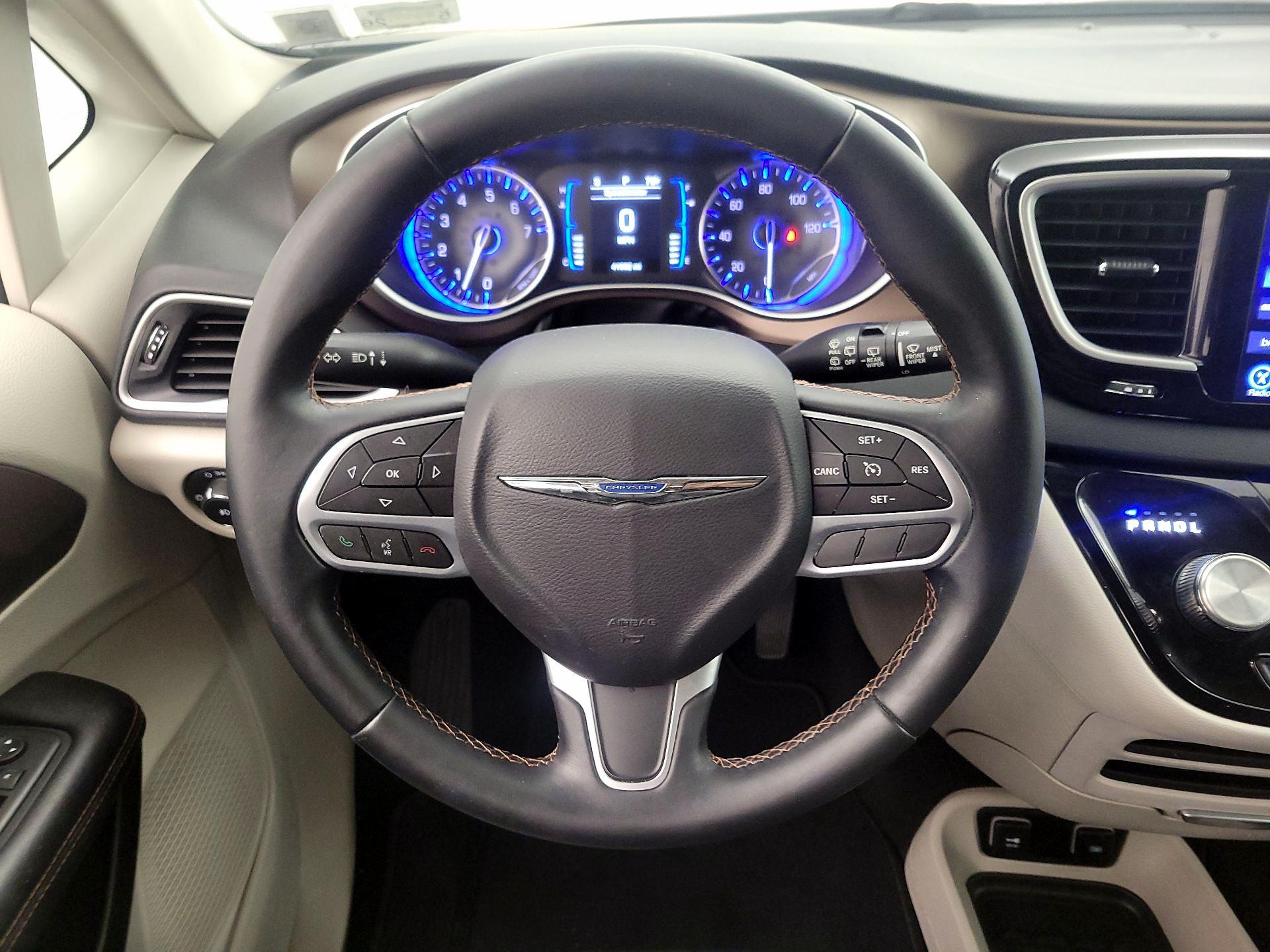 Thumbnail: 2017 Chrysler Pacifica - 10